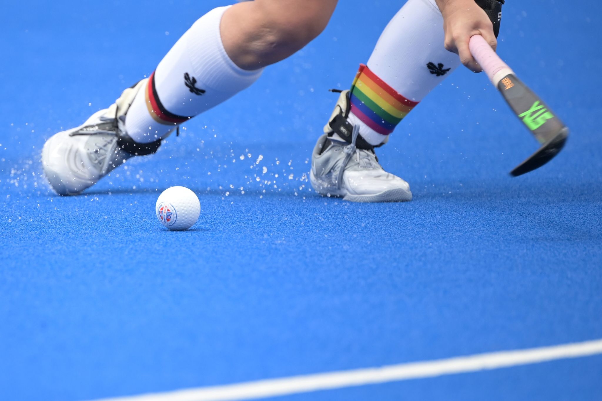 Nike Lorenz trägt bei den Olympischen Spielen Stulpen mit Regenbogenfarben. Nun wollen die Hockeyfrauen mit einem Statement gegen Diskriminierung auf dem Trikot auflaufen.