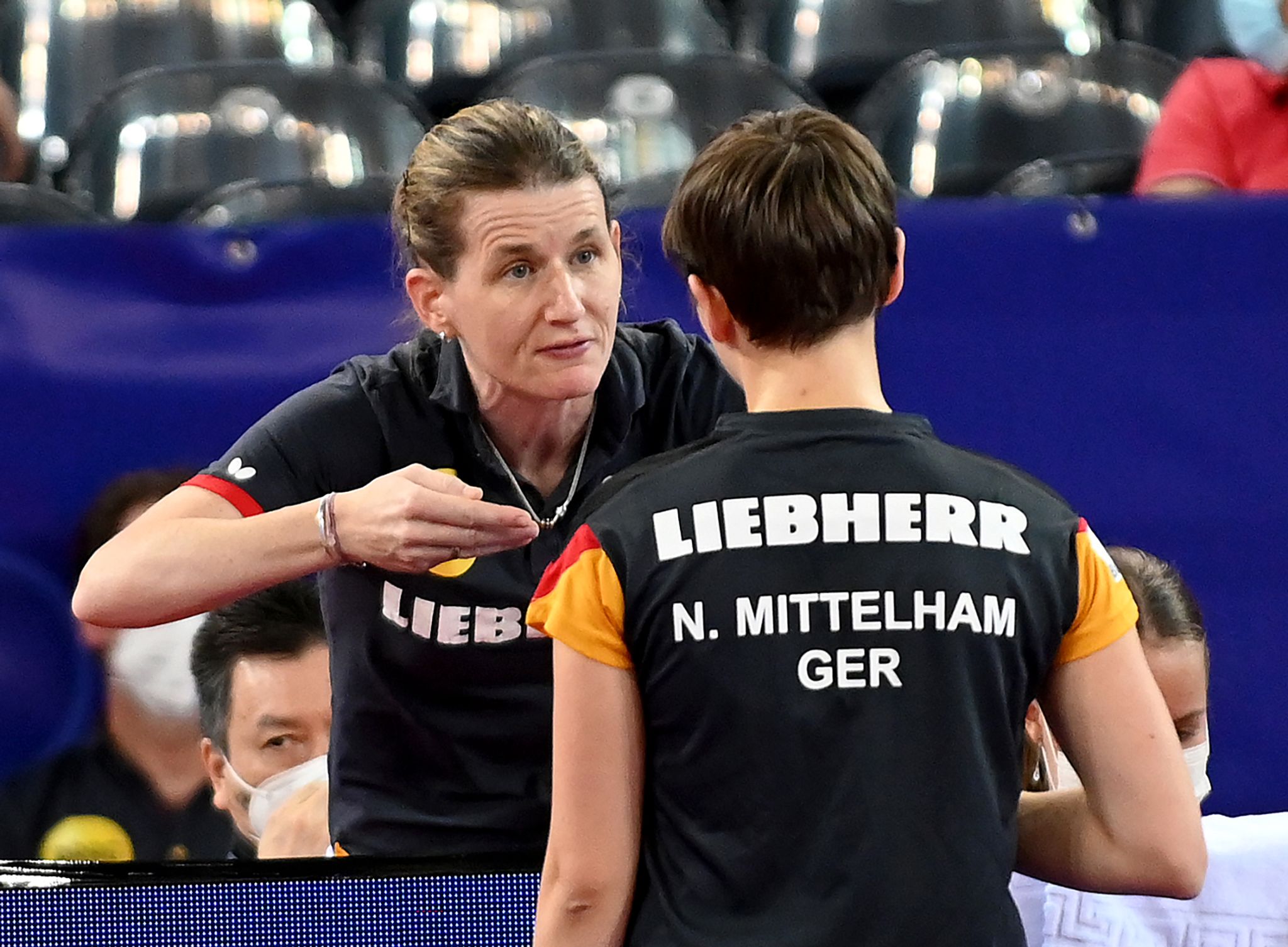 Bundestrainerin Tamara Boros (l) spricht mit Nina Mittelham.