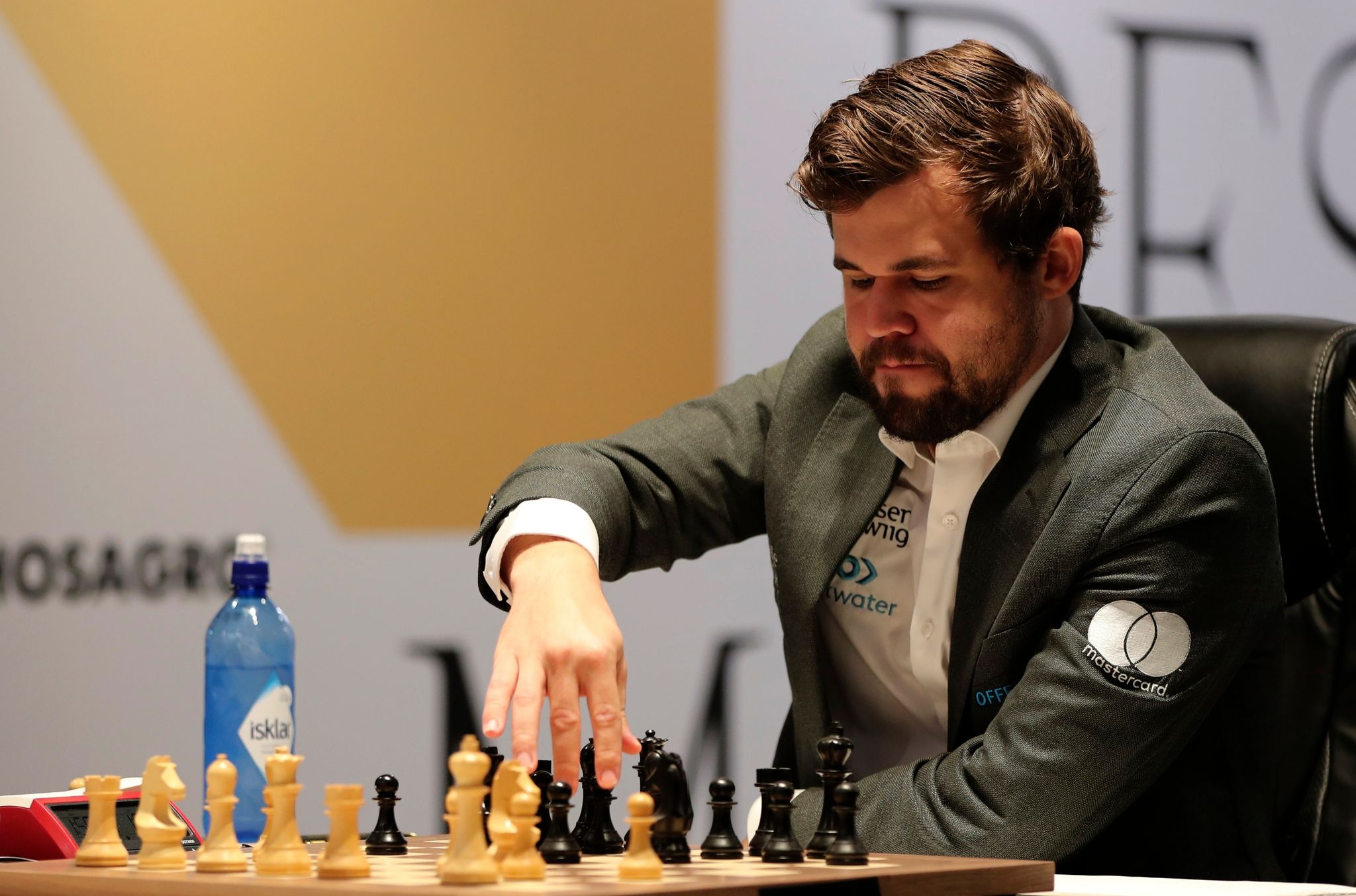 Magnus Carlsen liegt bei der Schach-WM mit 5:3 vorn.