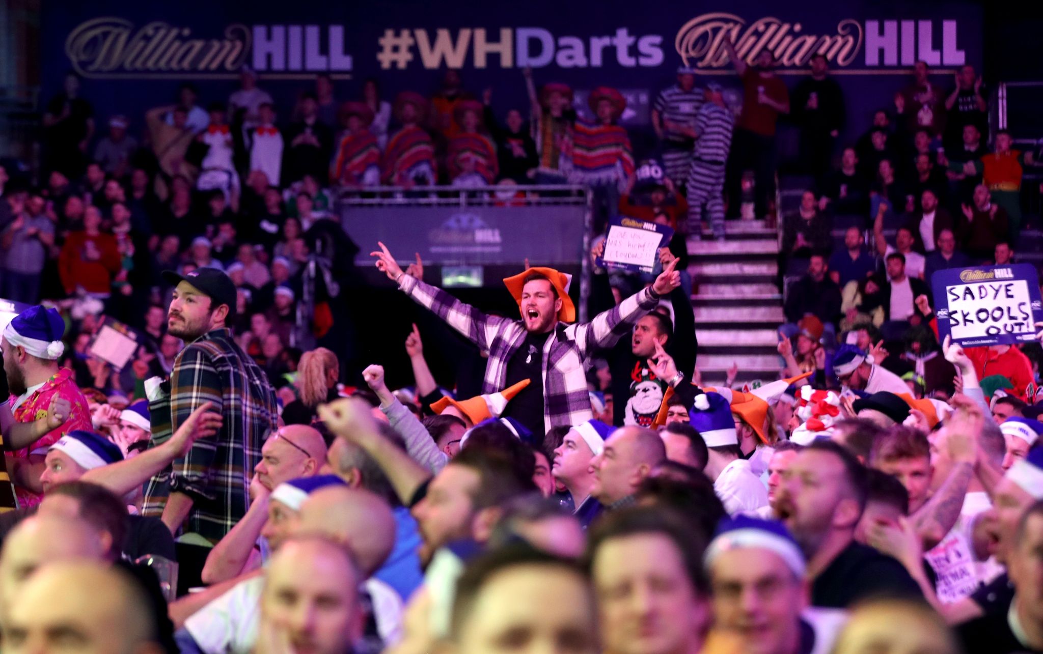 Trotz Omikron: Die Fans feiern bei der Darts-WM in London eine wilde Party.
