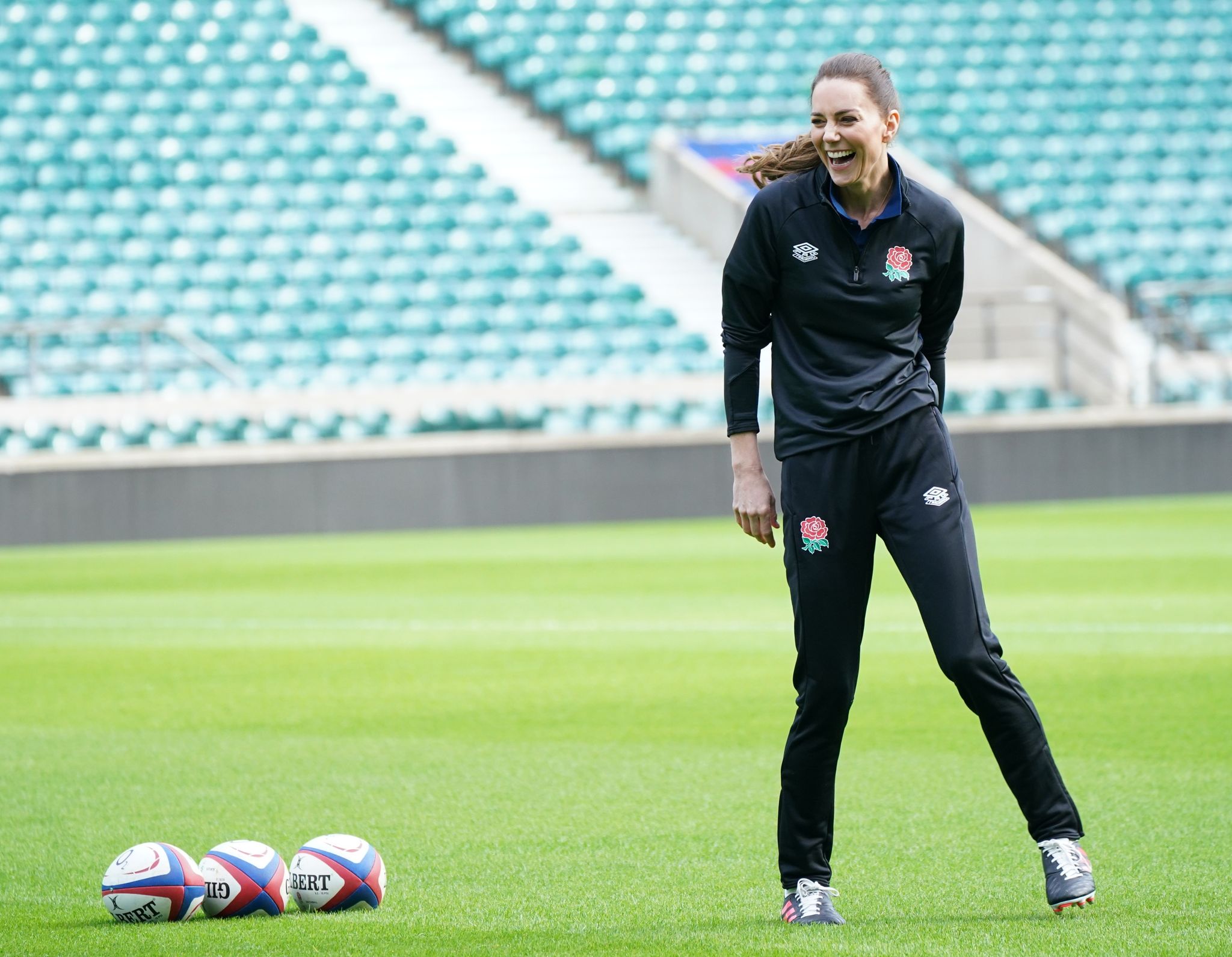Hat sichtlich Spaß an ihrer neuen Aufgabe als Schirmherrin des englischen Rugby-Sports: Herzogin Kate im Twickenham-Stadion.