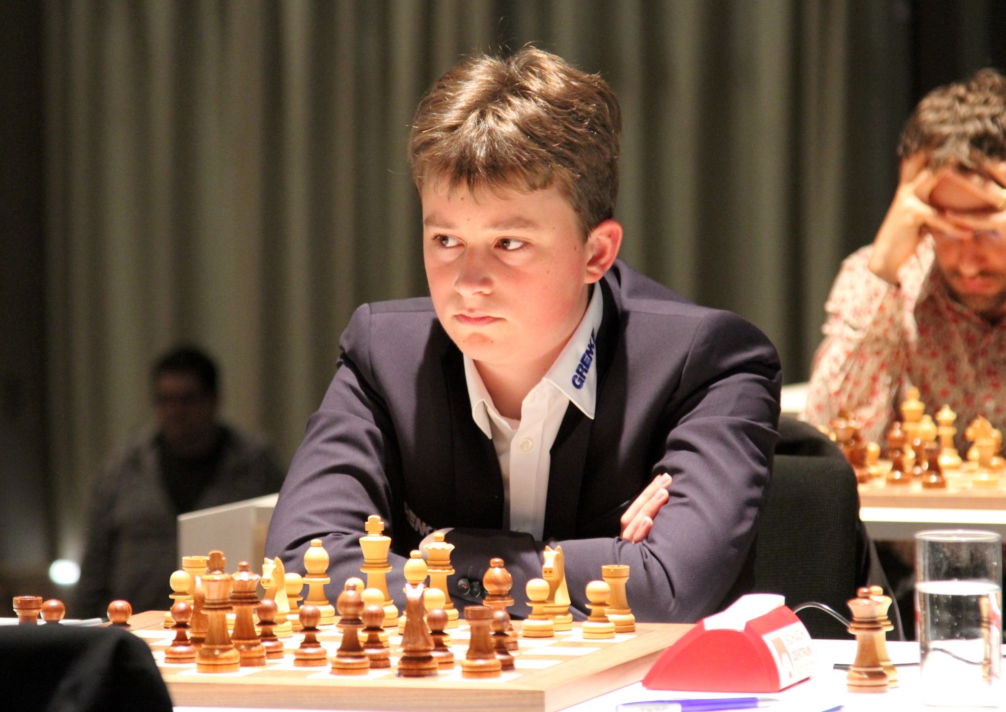 Der 14-jährige Vincent Keymer (r) startet gegen den Russen Daniil Dubow mit einem Remis.
