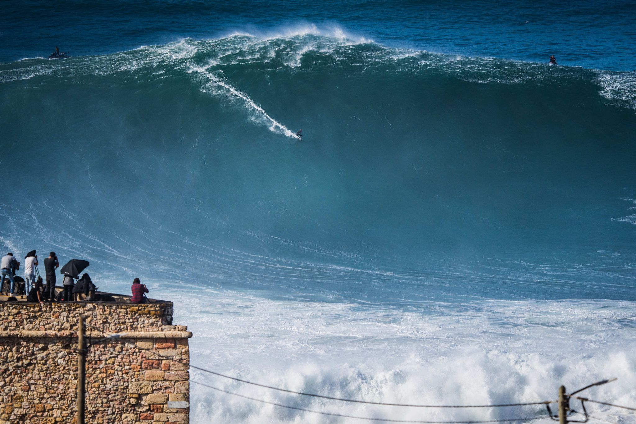 Sebastian Steudtner reitet 2020 während der «Tow-Surfing-Session» am Praia do Norte auf einer großen Welle.
