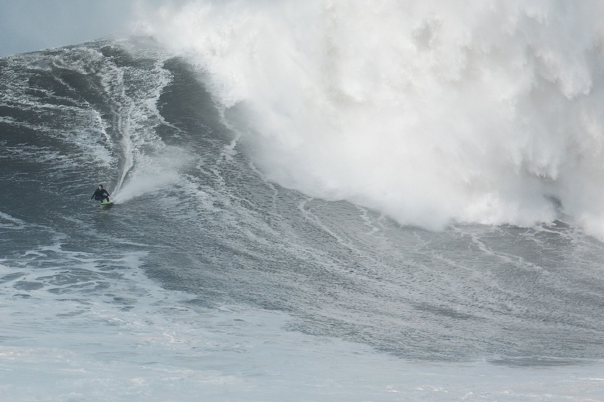 Sebastian Steudtner reitet eine Welle in Portugal.