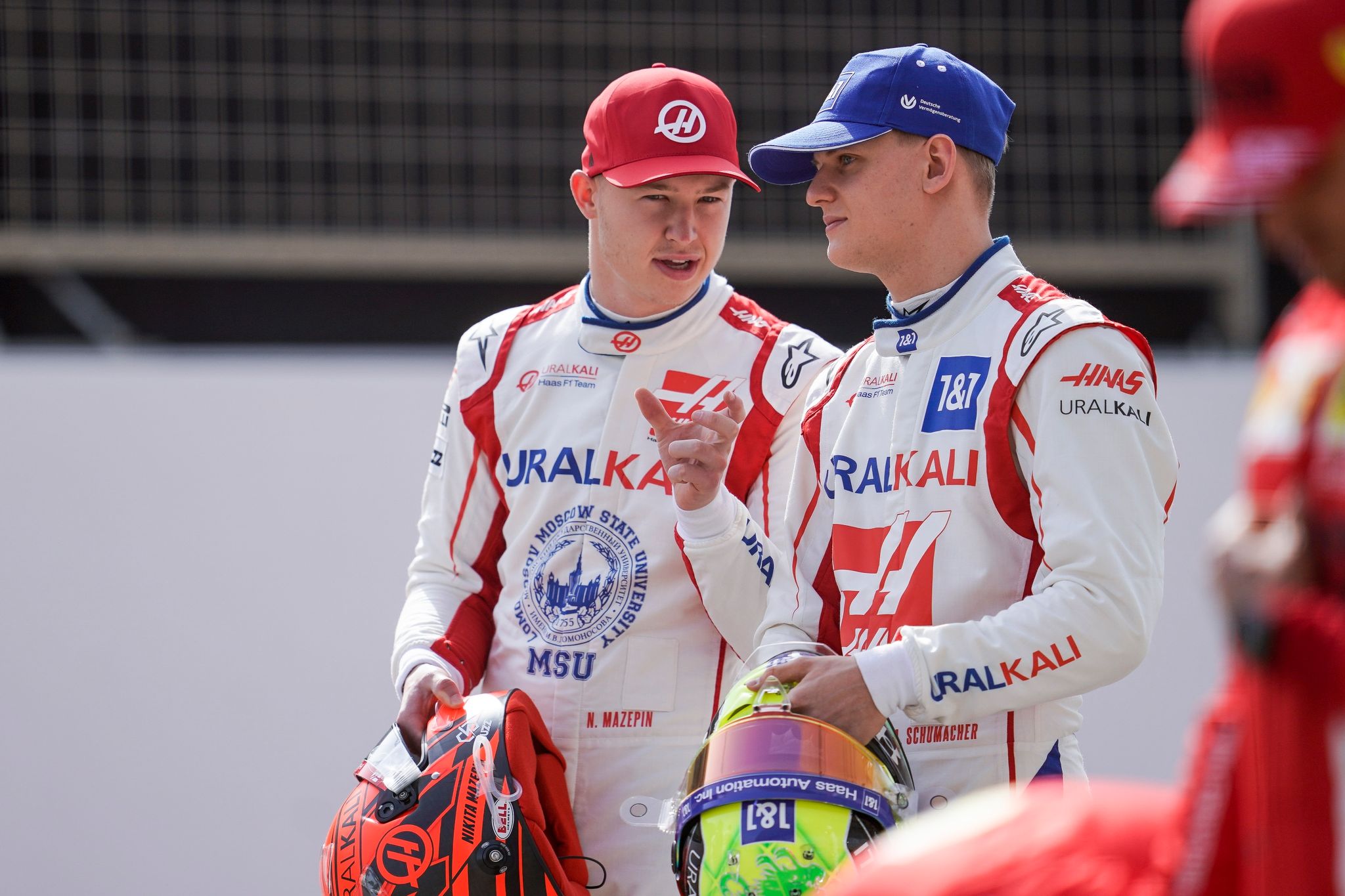 Das Formel-1-Team Haas trennt sich vom Piloten Nikita Masepin aus Russland (l), hier im Gespräch mit Mick Schumacher.