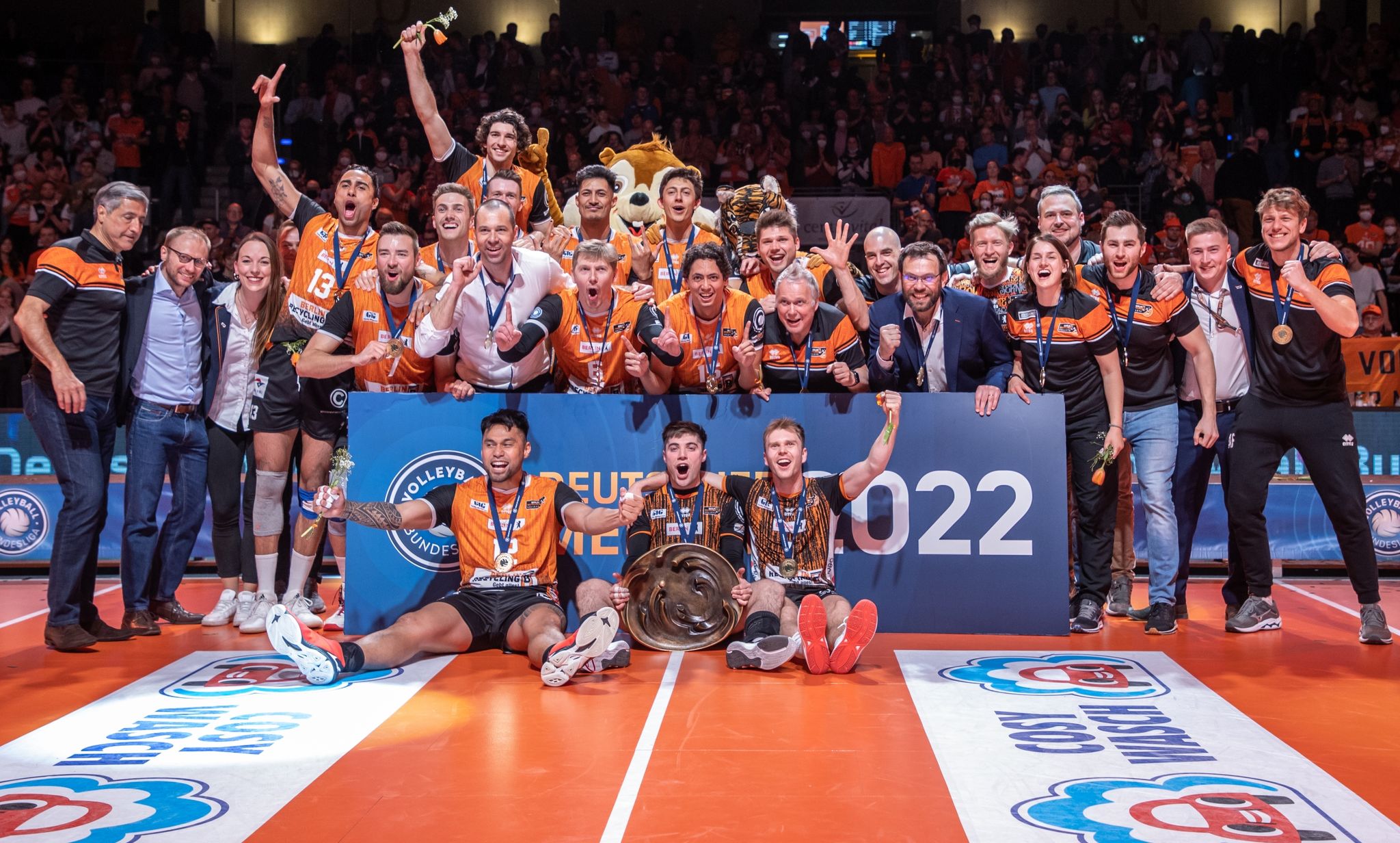 Die Berlin Volleys feiern ihren Meistertitel.