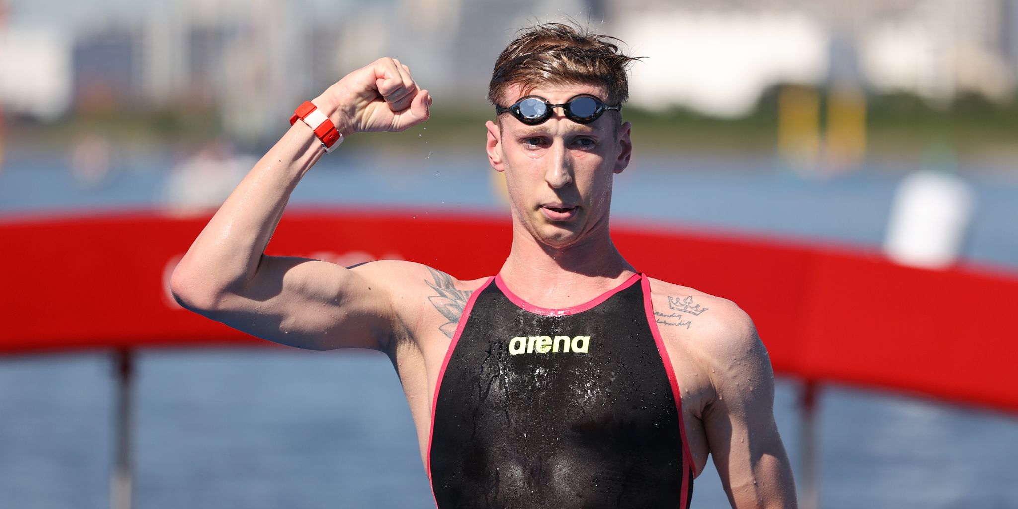 Schwimmer Florian Wellbrock jubelt bei Olympia in Japan 2021 über Gold.