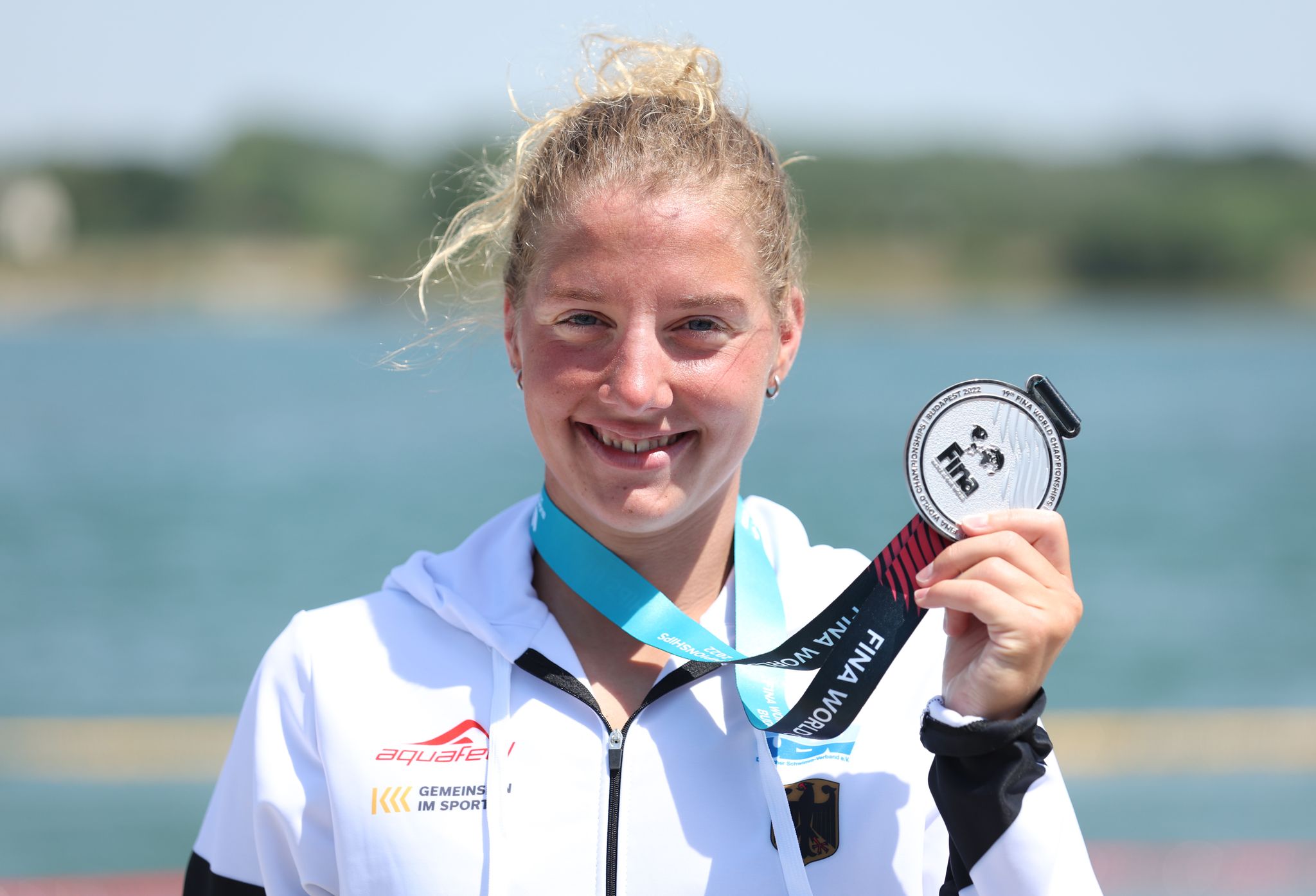 Silber über 25 Kilometer im Freiwasser: Lea Boy zeigt ihre Medaille.