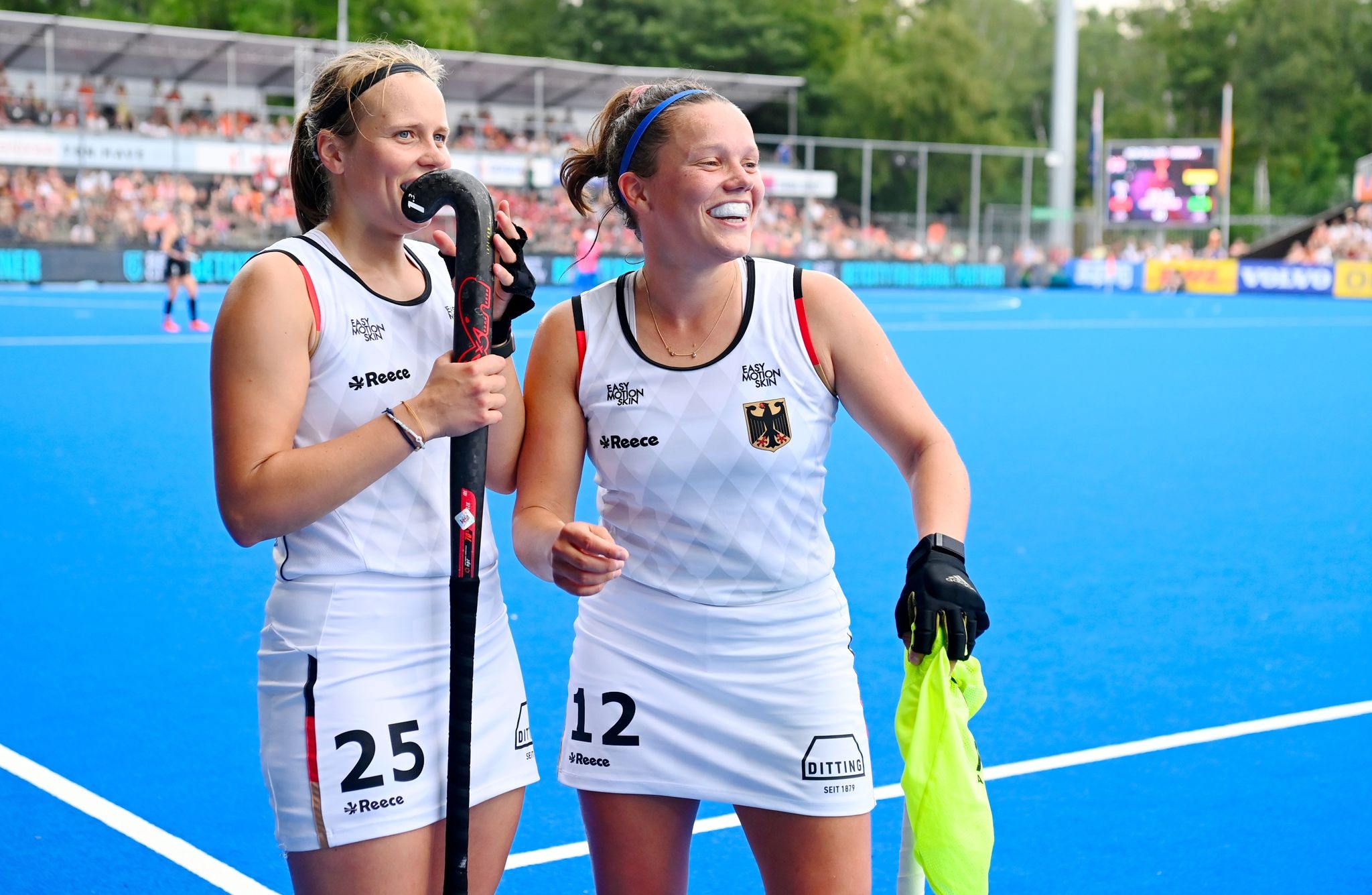 Die deutschen Hockey-Frauen um Viktoria Huse (l) und Charlotte Stapenhorst wollen eine WM-Medaille.