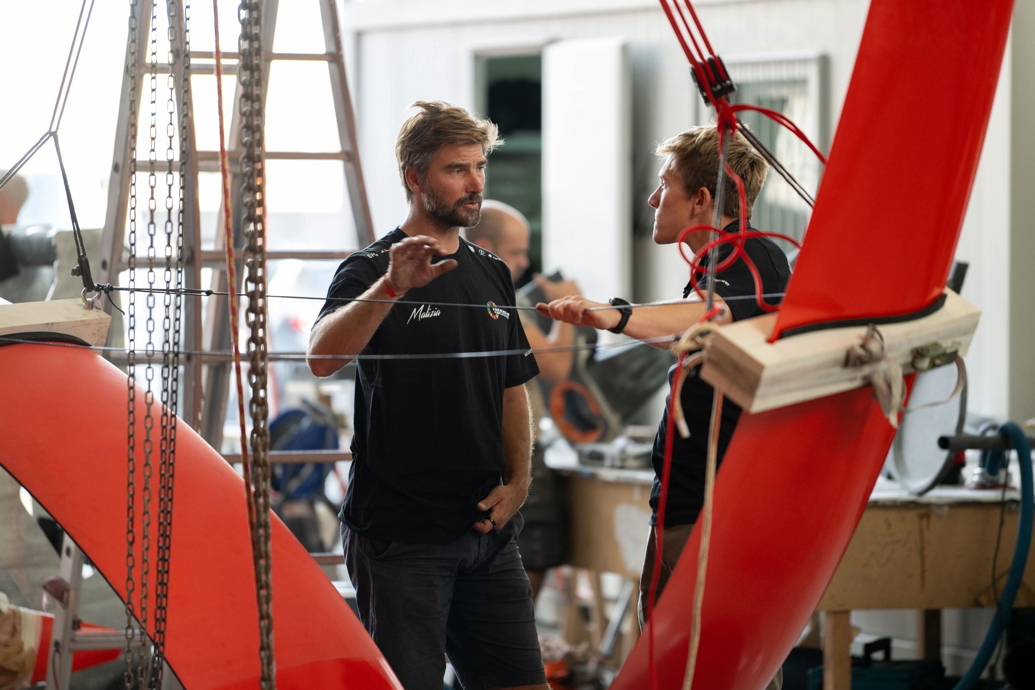 Team Malizias Skipper Boris Herrmann (l) und Co-Skipper Will Harris neben einem Foil der neuen "Malizia - Seaexplorer".