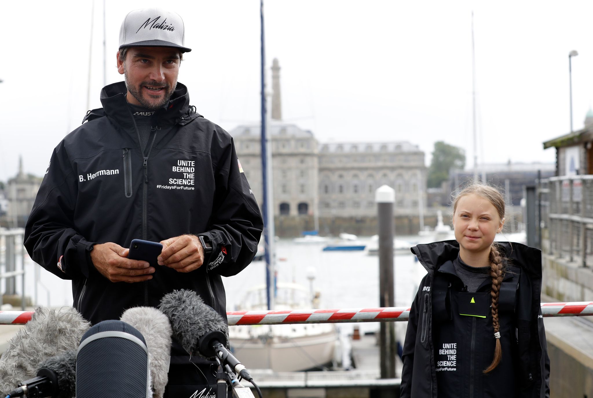 Boris Herrmann (l) segelte 2019 mit Greta Thunberg zum Klimagipfel nach New York.