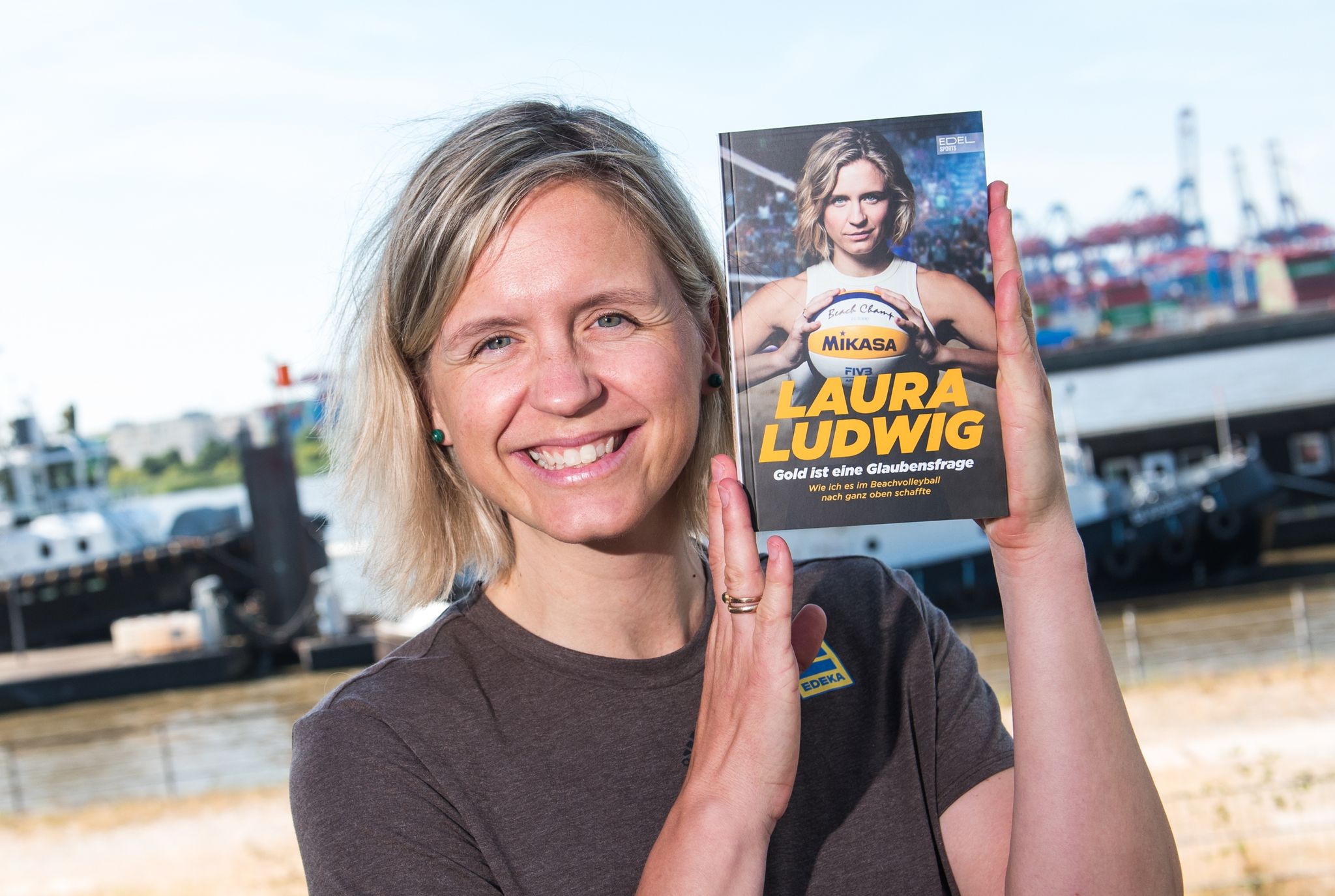Mutter, Buchautorin und bald wieder im Training im Sand: Laura Ludwig.