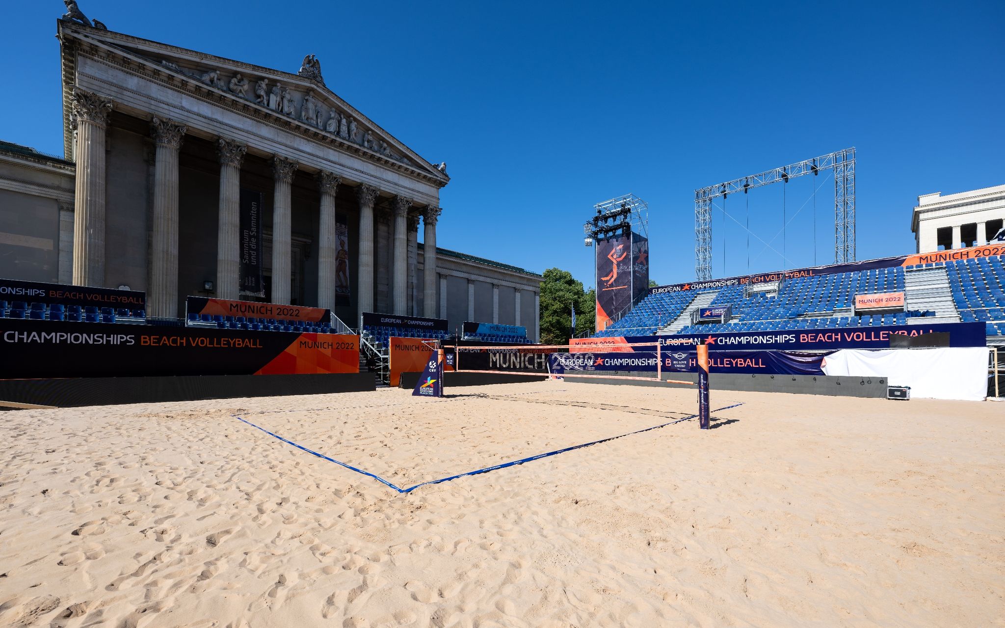 Die Sportanlagen für die Wettkämpfe beim Beachvolleyball sind auf dem Königsplatz aufgebaut.
