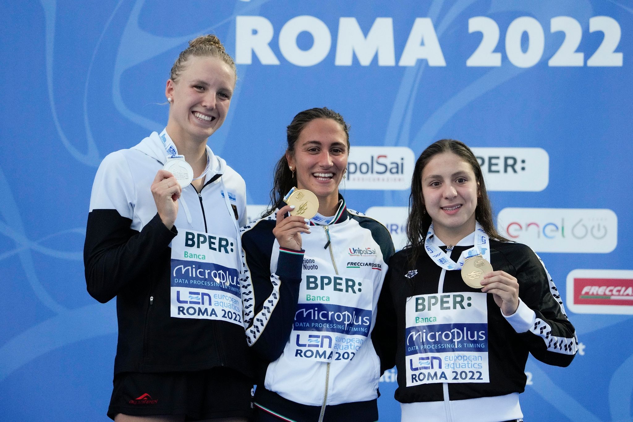 Die Zweitplatzierte Isabel Gose (l-r) , die Siegerin Simona Quadarella aus Italien und die Drittplatzierte Merve Tuncel aus der Türkei posieren nach der Siegerehrung mit ihren Medaillen.