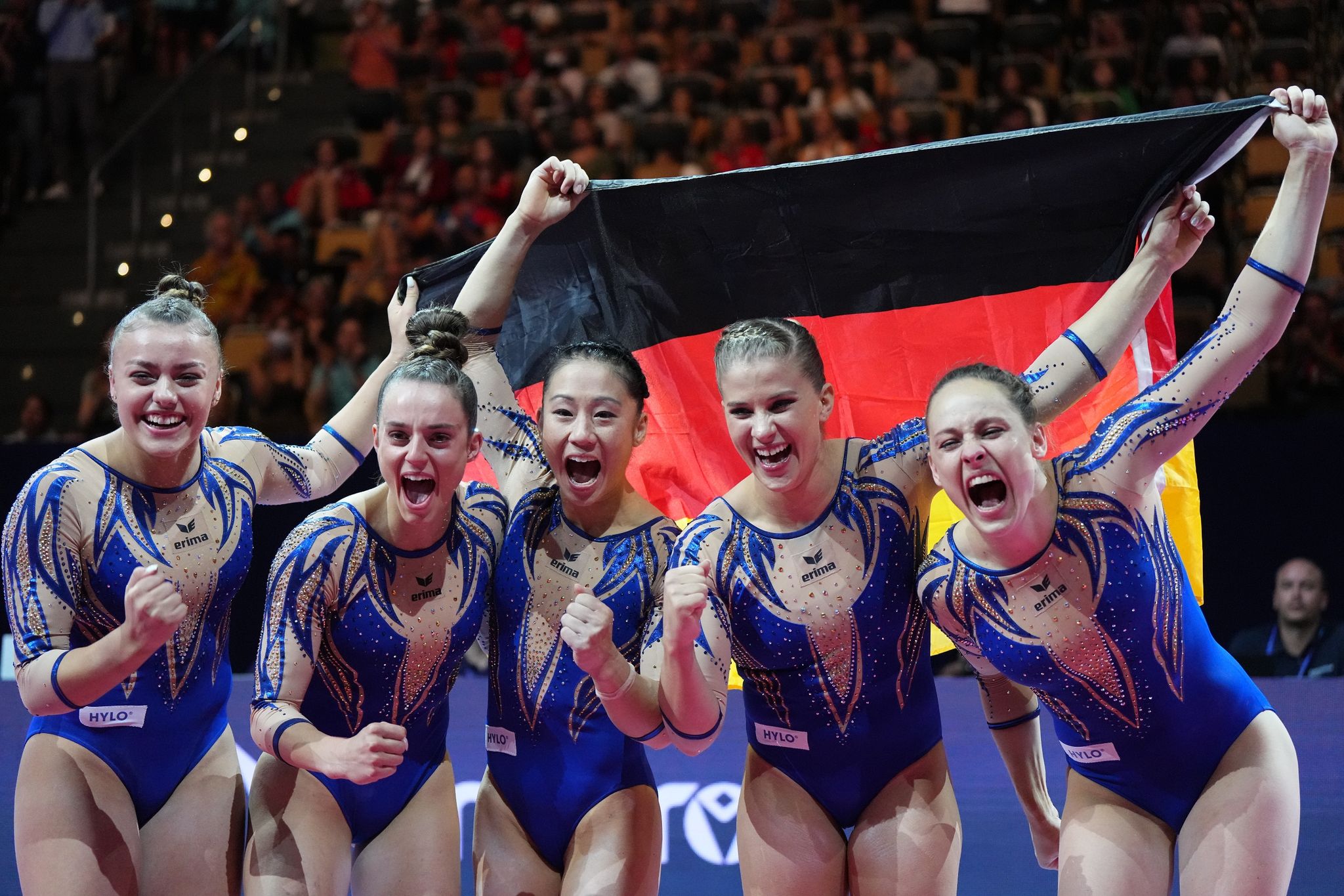 Die deutschen Turnerinnen freuen sich über EM-Bronze.