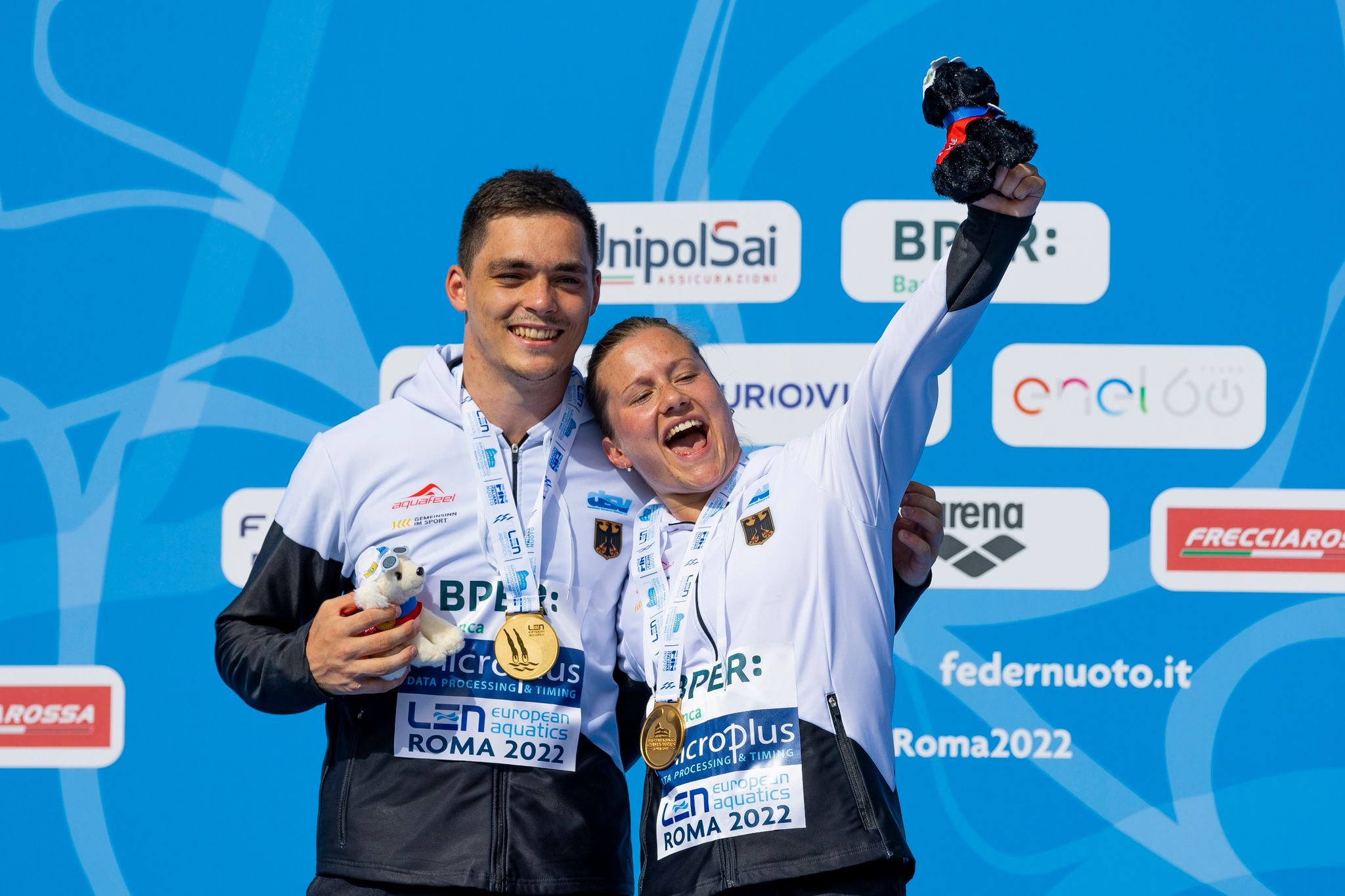 Lou Massenberg und Tina Punzel freuen sich bei der Siegerehrung über die Goldmedaille.