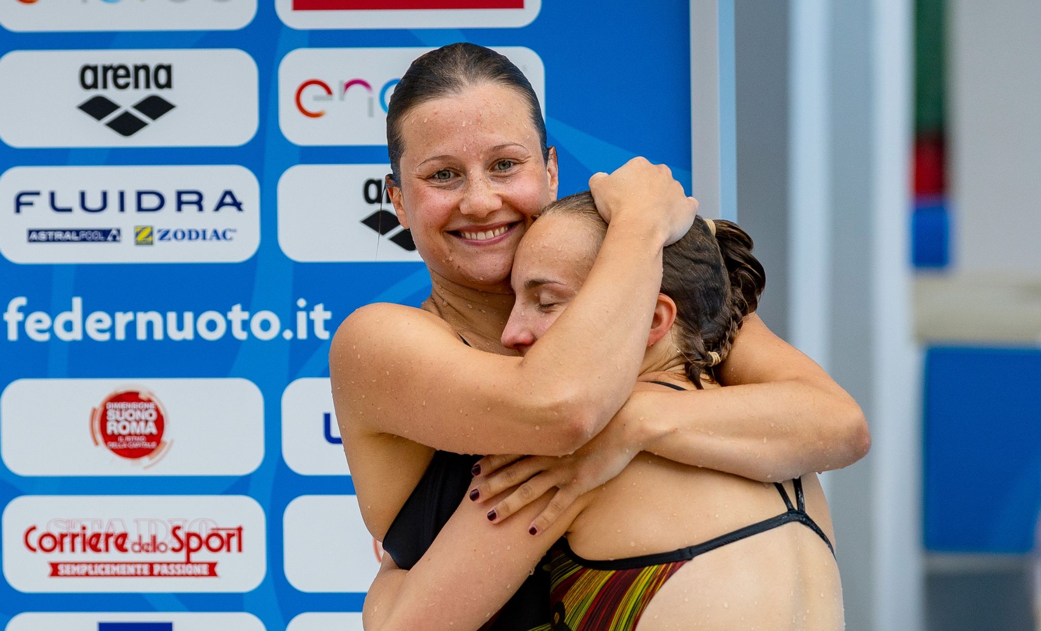 Lena Hentschel (r) und Tina Punzel freuen sich über ihren Erfolg.
