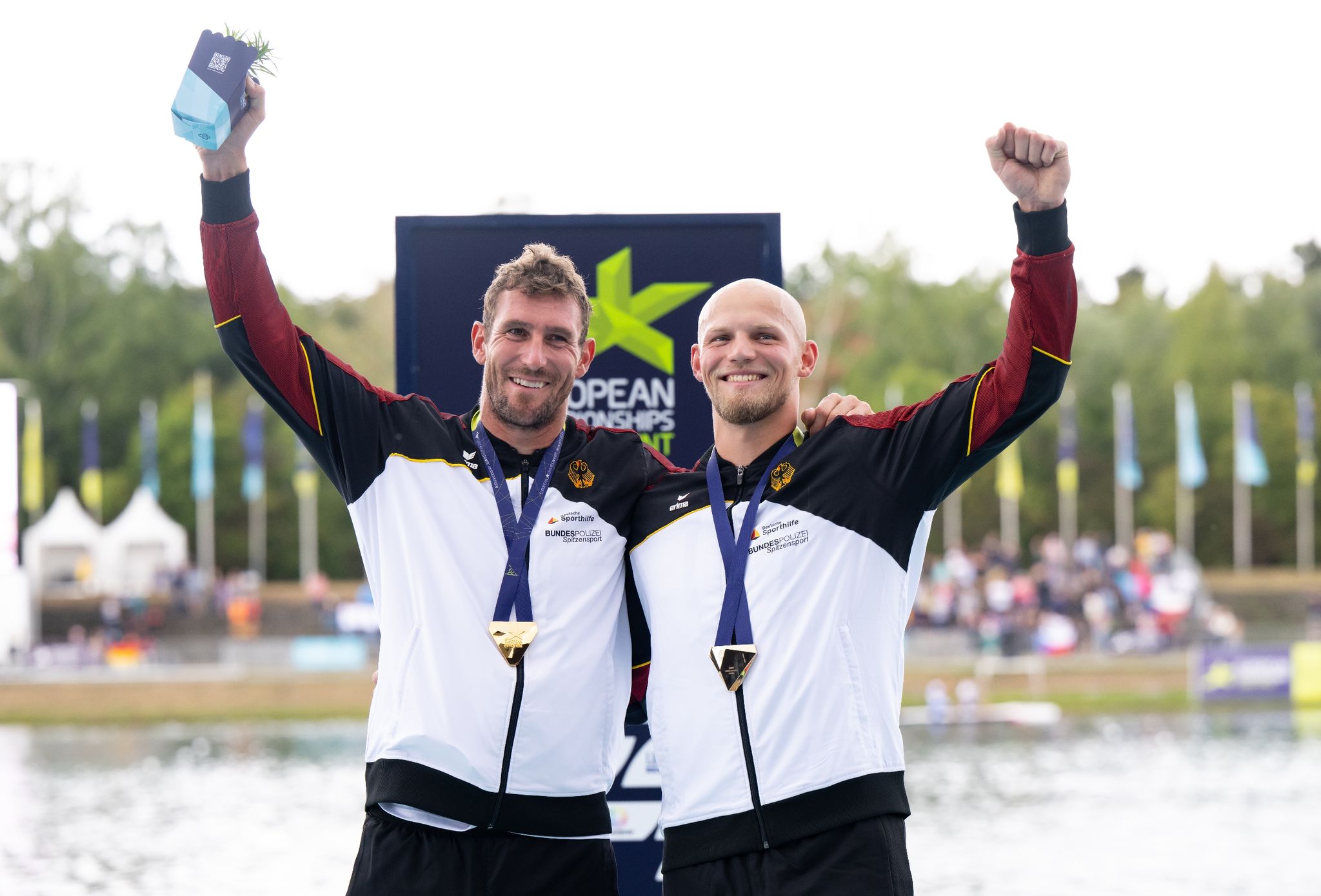 Begeistert von den European Championships: Tim Hecker (r) und Sebastian Brendel bei der Siegerehrung.