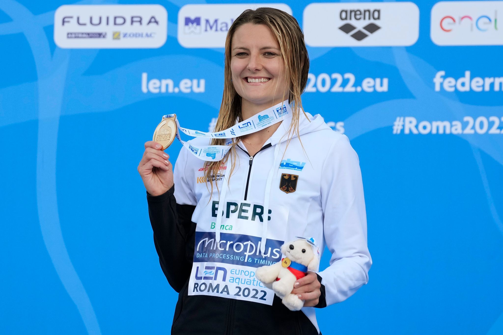 Klippenspringerin Iris Schmidbauer feiert ihre Goldmedaille.