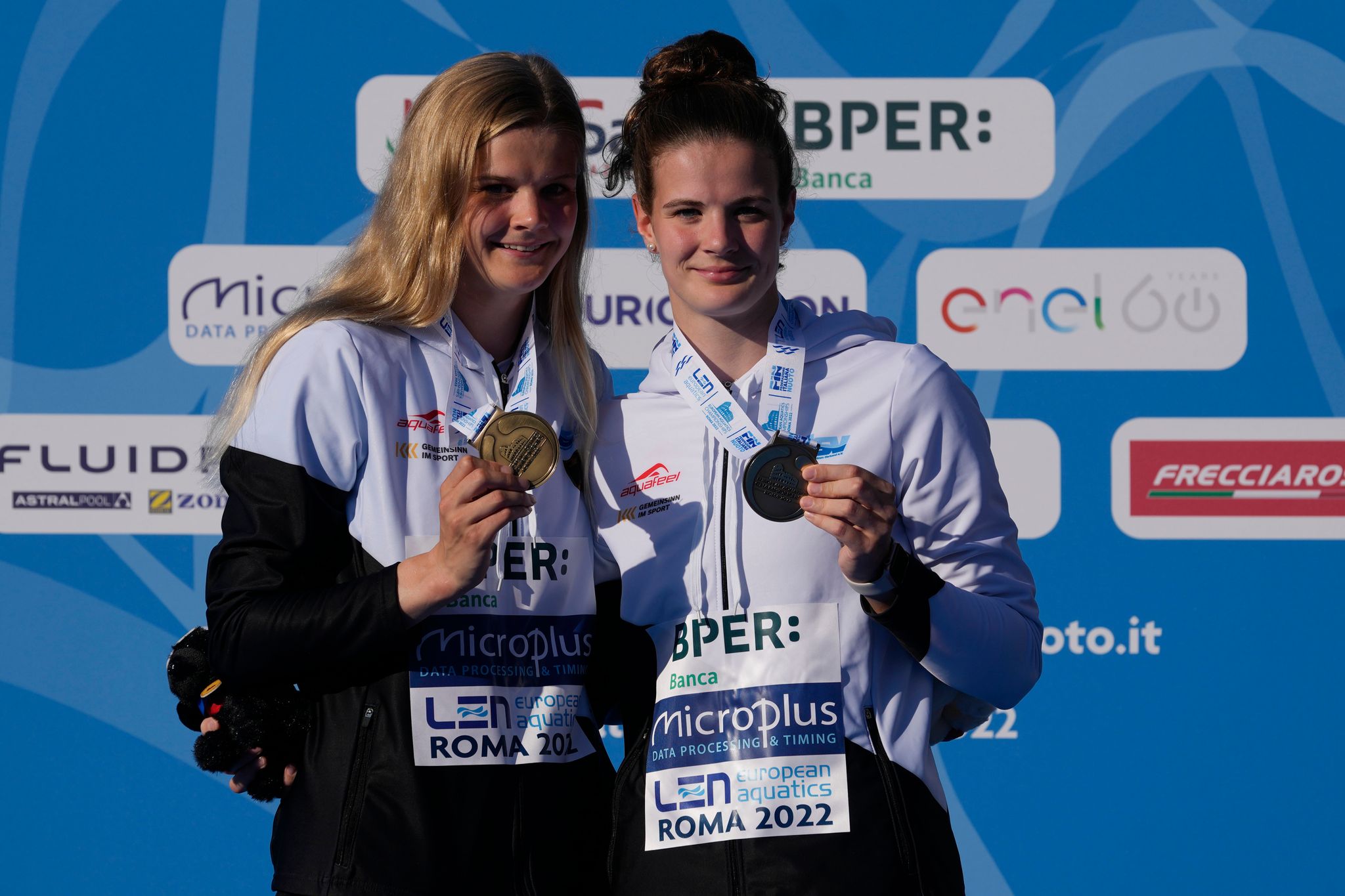Die Schwestern Christina (l) und Elena Wassen feiern ihre Bronzemedaille.