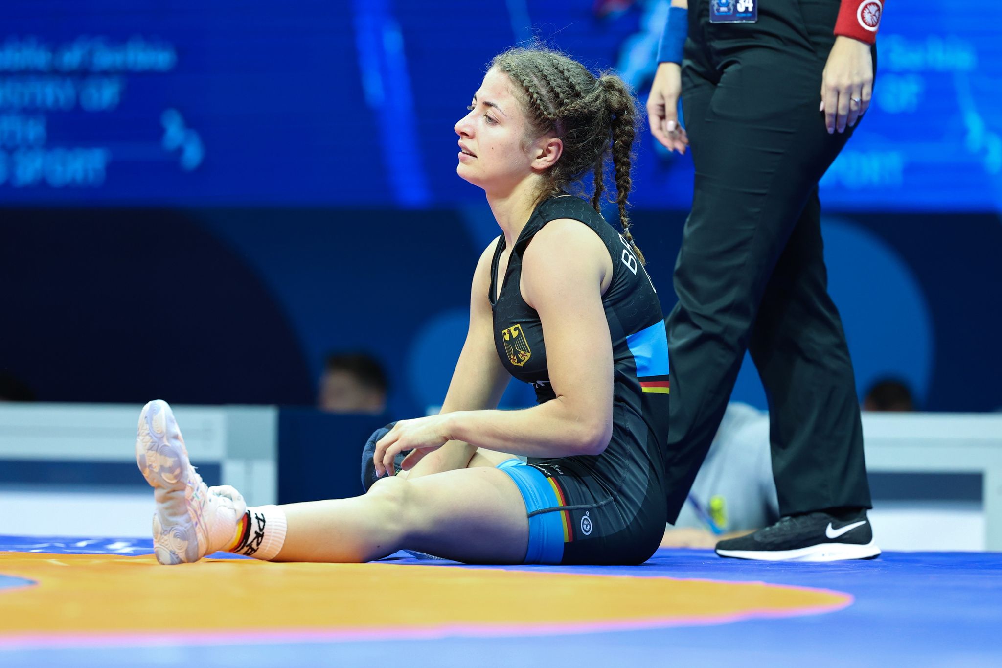 Bei der WM in Belgrad frühzeitig ausgeschieden: Elena Brugger sitzt nach dem Kampf auf der Matte.