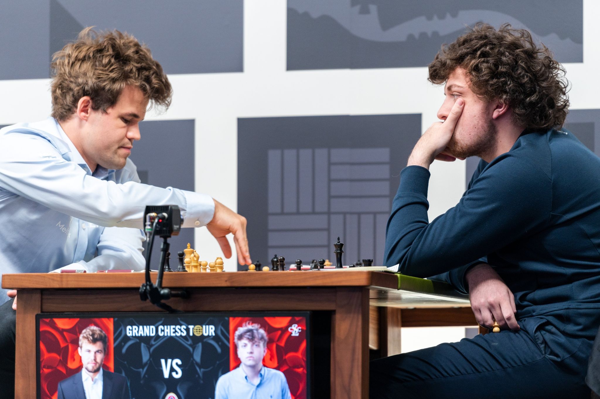 Magnus Carlsen (l) und Hans Niemann beim Schach-Duell.