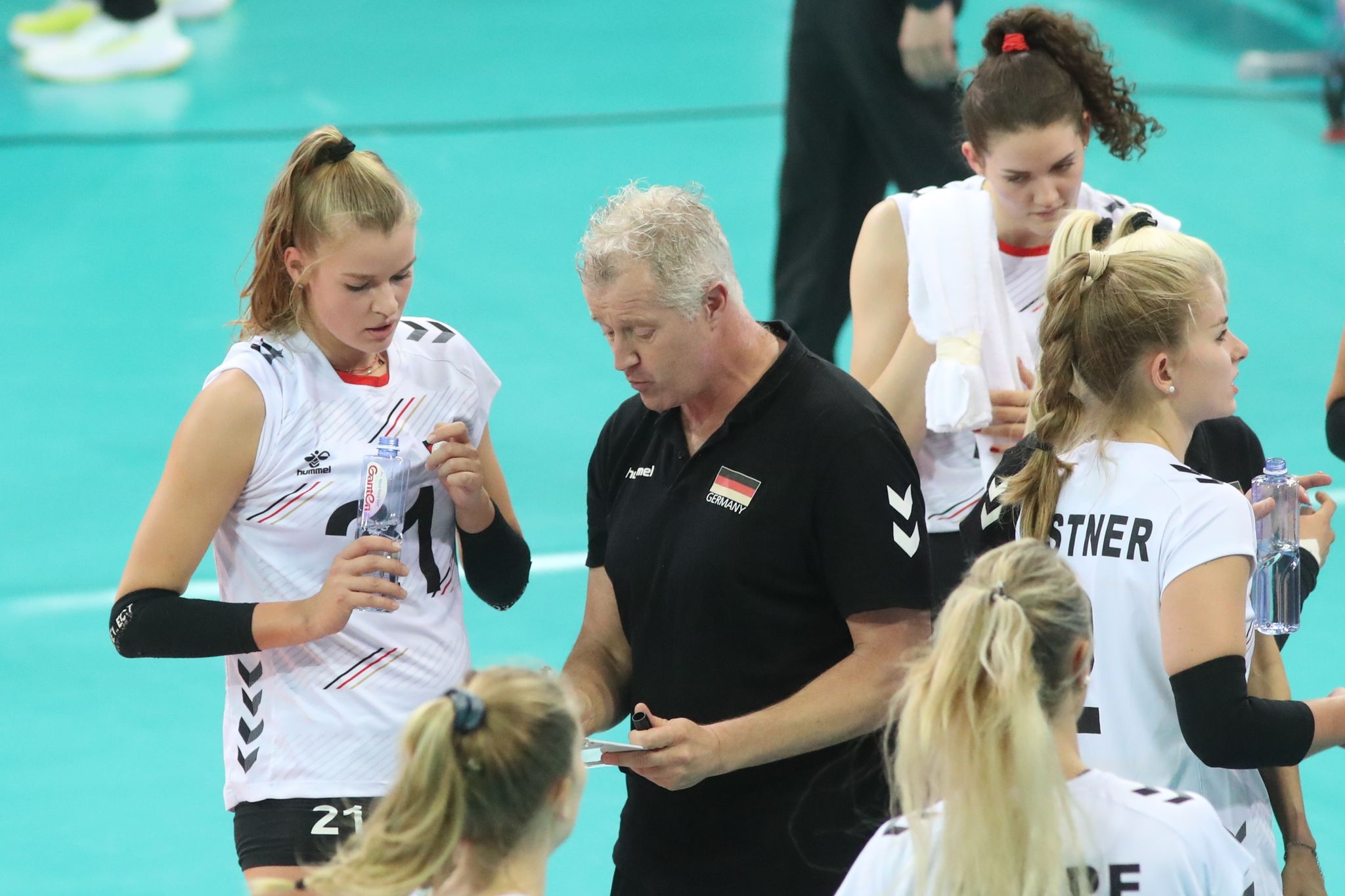 Bundestrainer Vital Heynen (M) gibt seinen Spielerinnen taktische Anweisungen.