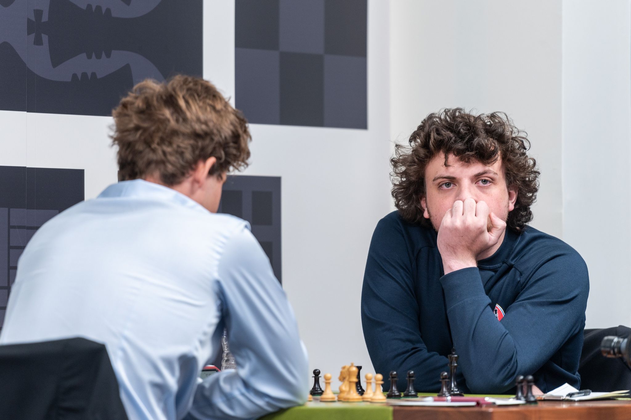 Der US-Amerikaner Hans Niemann (r) sitzt bei einer Schachpartie dem Norweger Magnus Carlsen gegenüber.