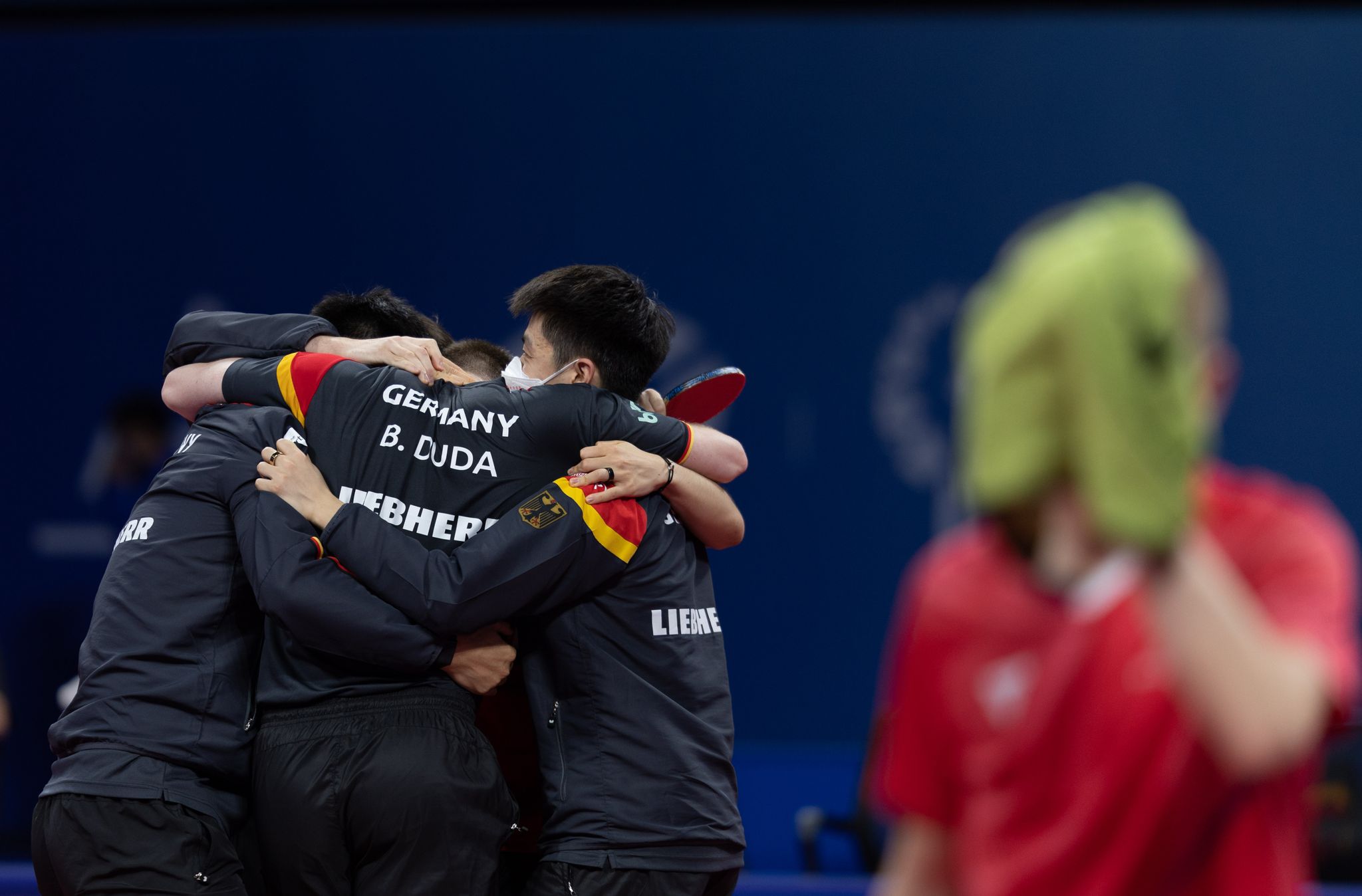 Die deutschen Tischtennisspieler feiern den Einzug ins WM-Halbfinale.