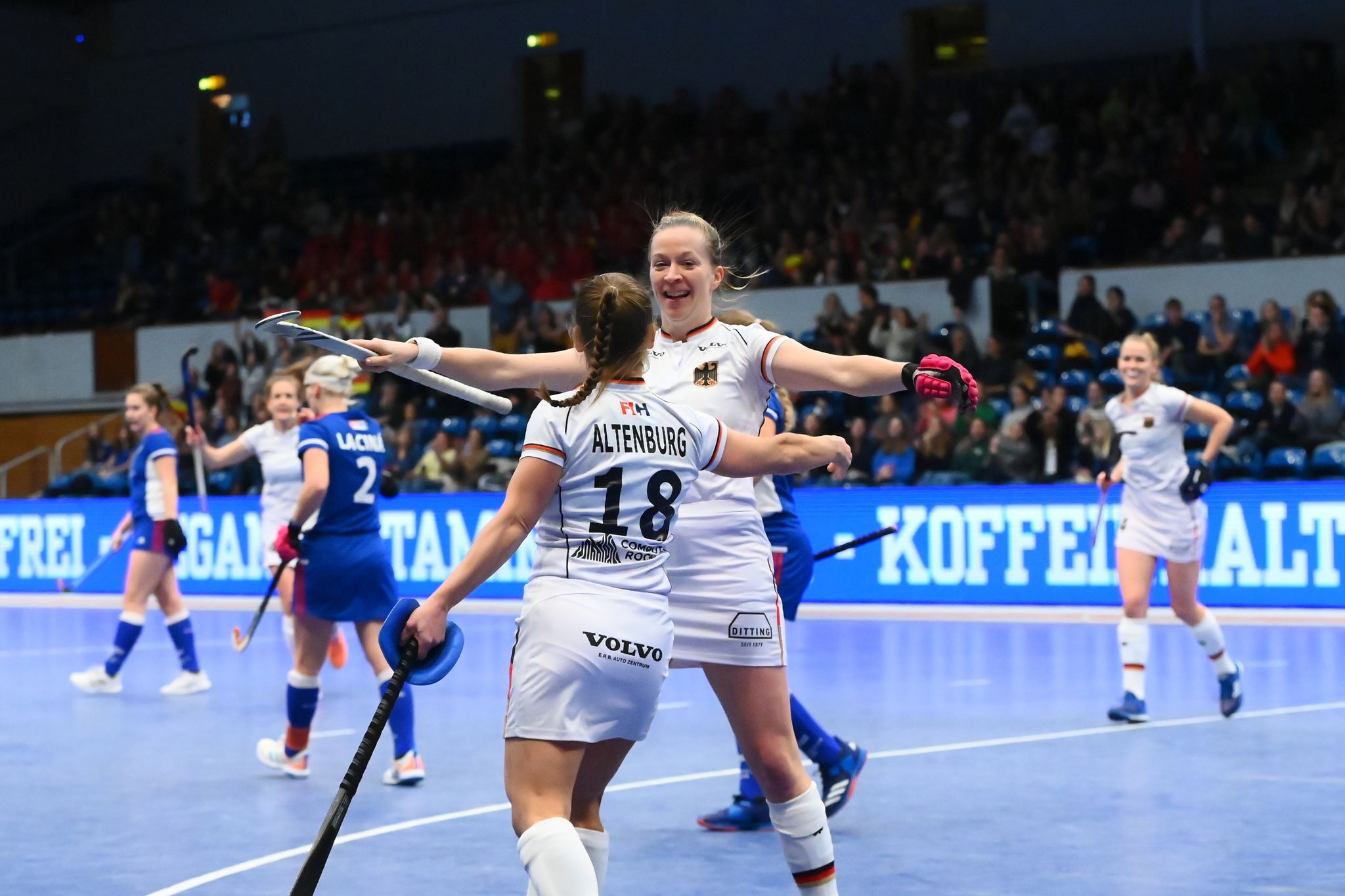 Die deutschen Frauen um Franzisca Hauke (r) und Lisa Altenburg feierten gegen Tschechien einen deutlichen Sieg.