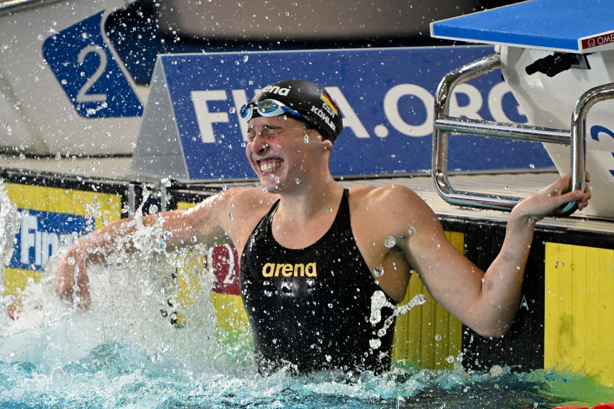 Schwimmerin Angelina Köhler jubelt über ihren neuen deutschen Rekord.