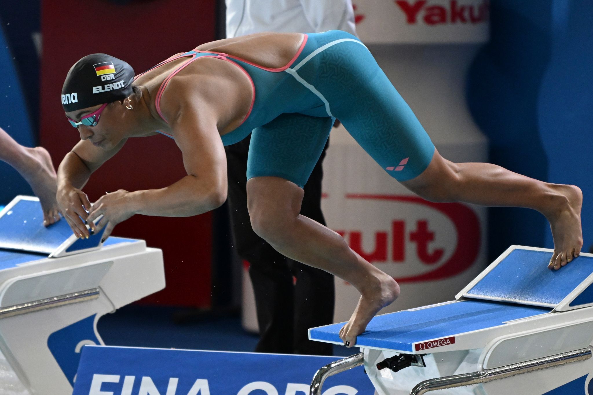 Schwimmerin Anna Elendt beim Start.