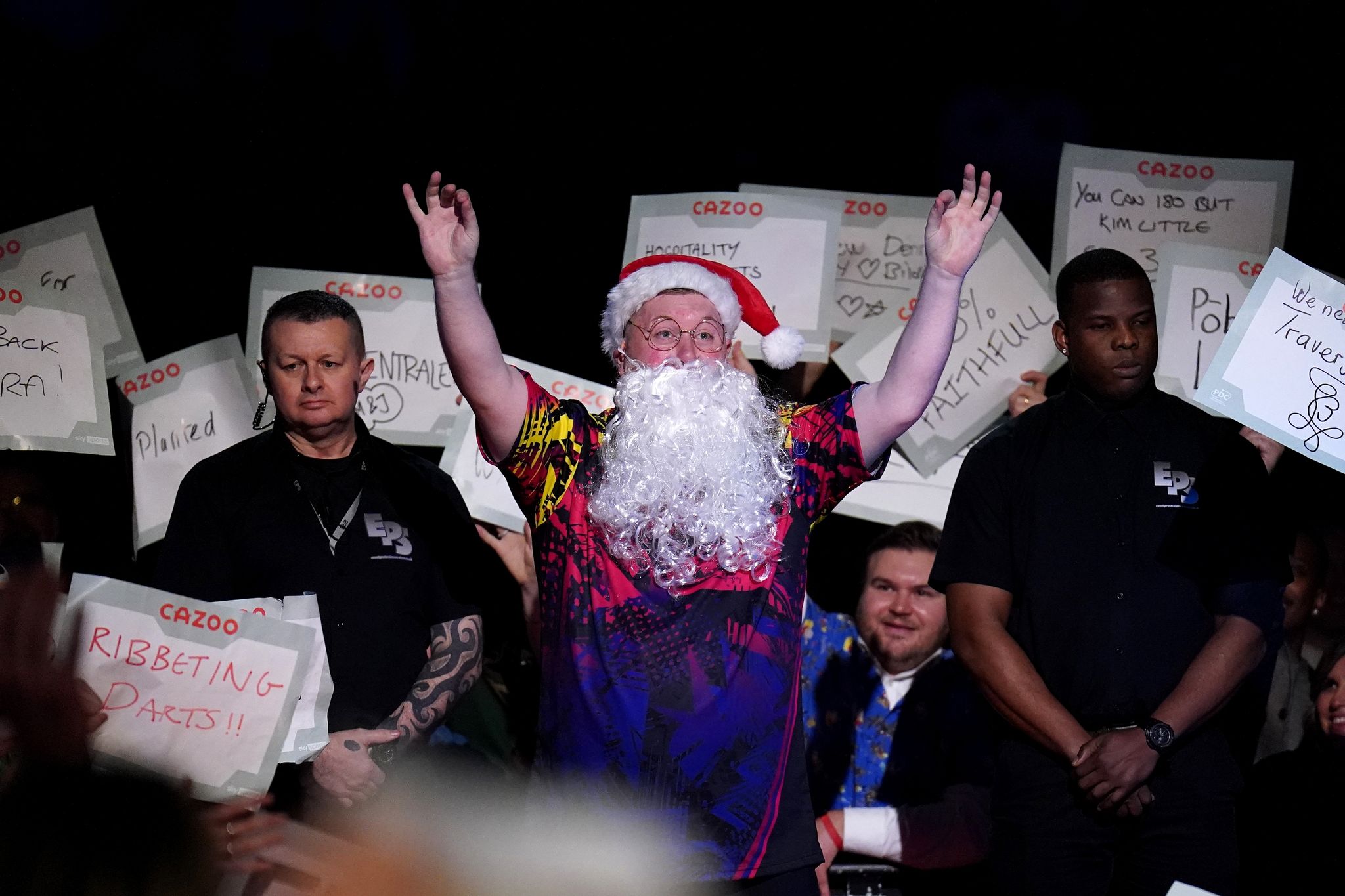 Der Engländer Ricky Evans kommt im Weihnachtskostüm in die Arena.