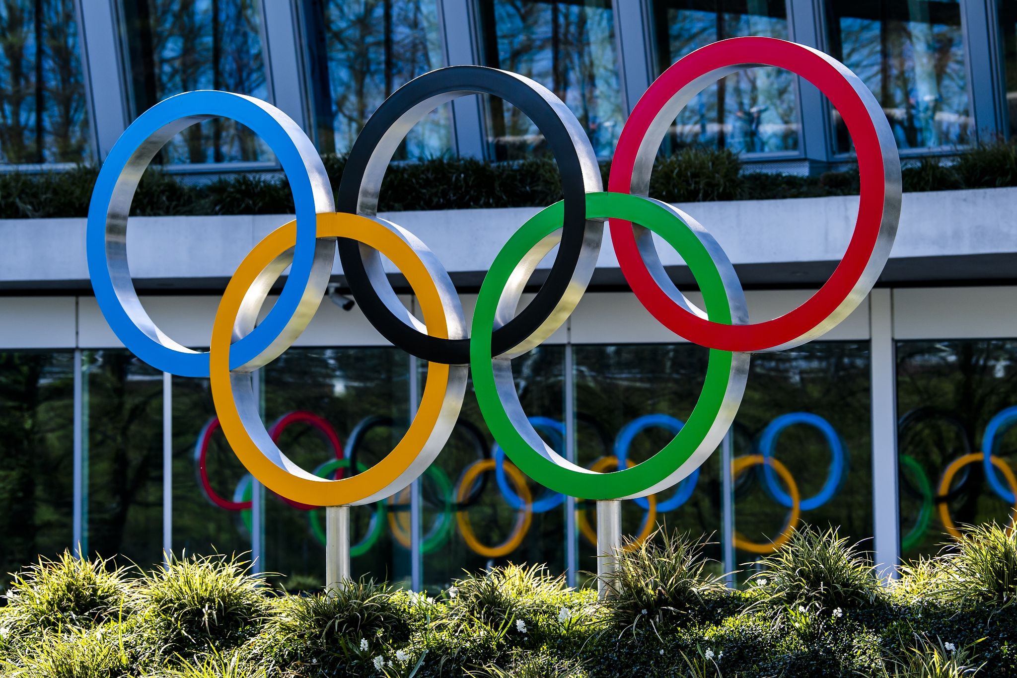 Die Olympischen Ringe am Eingang des IOC, dem Sitz des Internationalen Olympischen Komitees, in Lausanne.
