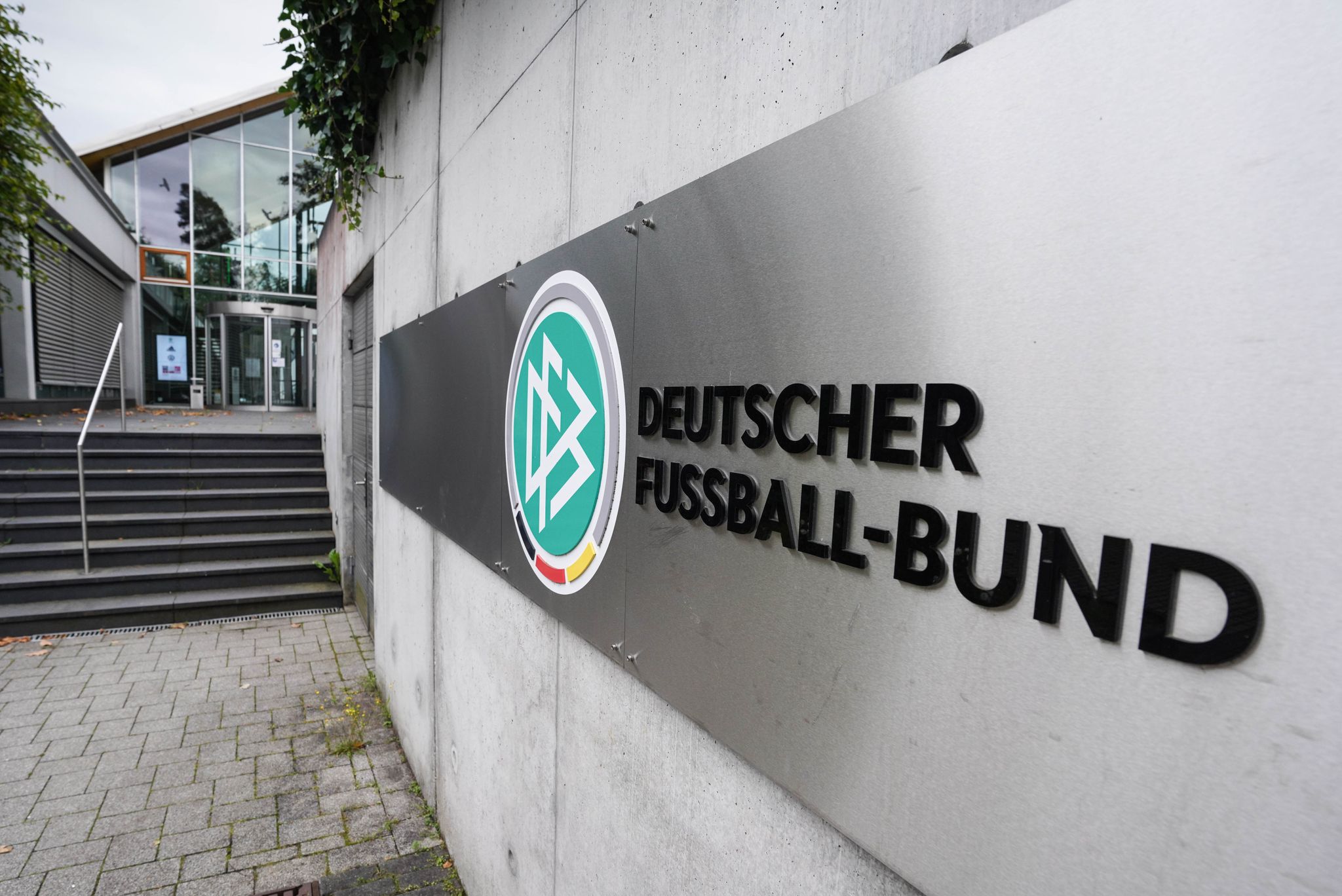 Der Deutsche Fußball-Bund (DFB) hat mehrere Drittligisten wegen Fehlverhaltens der Fans bestraft.