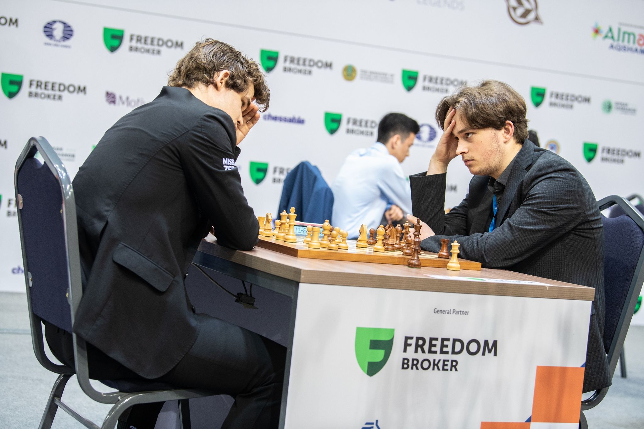Vincent Keymer (r) im Spiel gegen Magnus Carlsen.