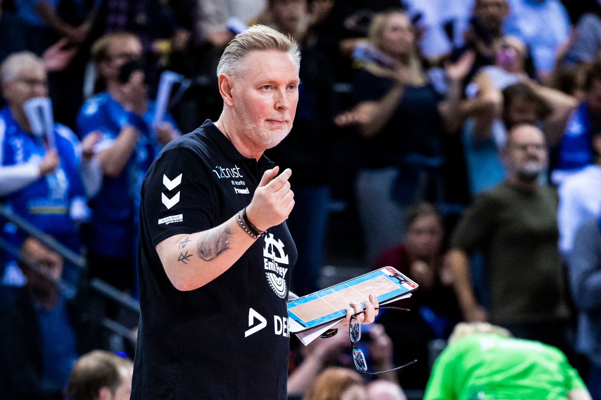 Ist mit den Volleyballerinnen vom Allianz MTV Stuttgart Meister und Pokalsieger geworden. Trainer Tore Aleksandersen.