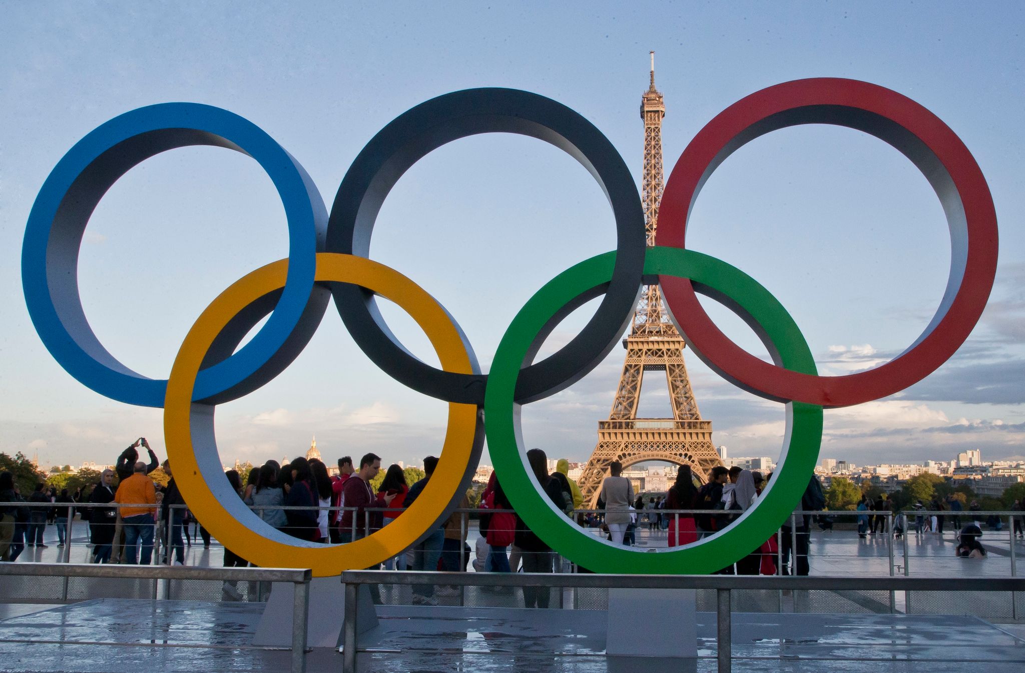 Die Olympischen Ringe 2017 in Paris vor dem Eiffelturm.