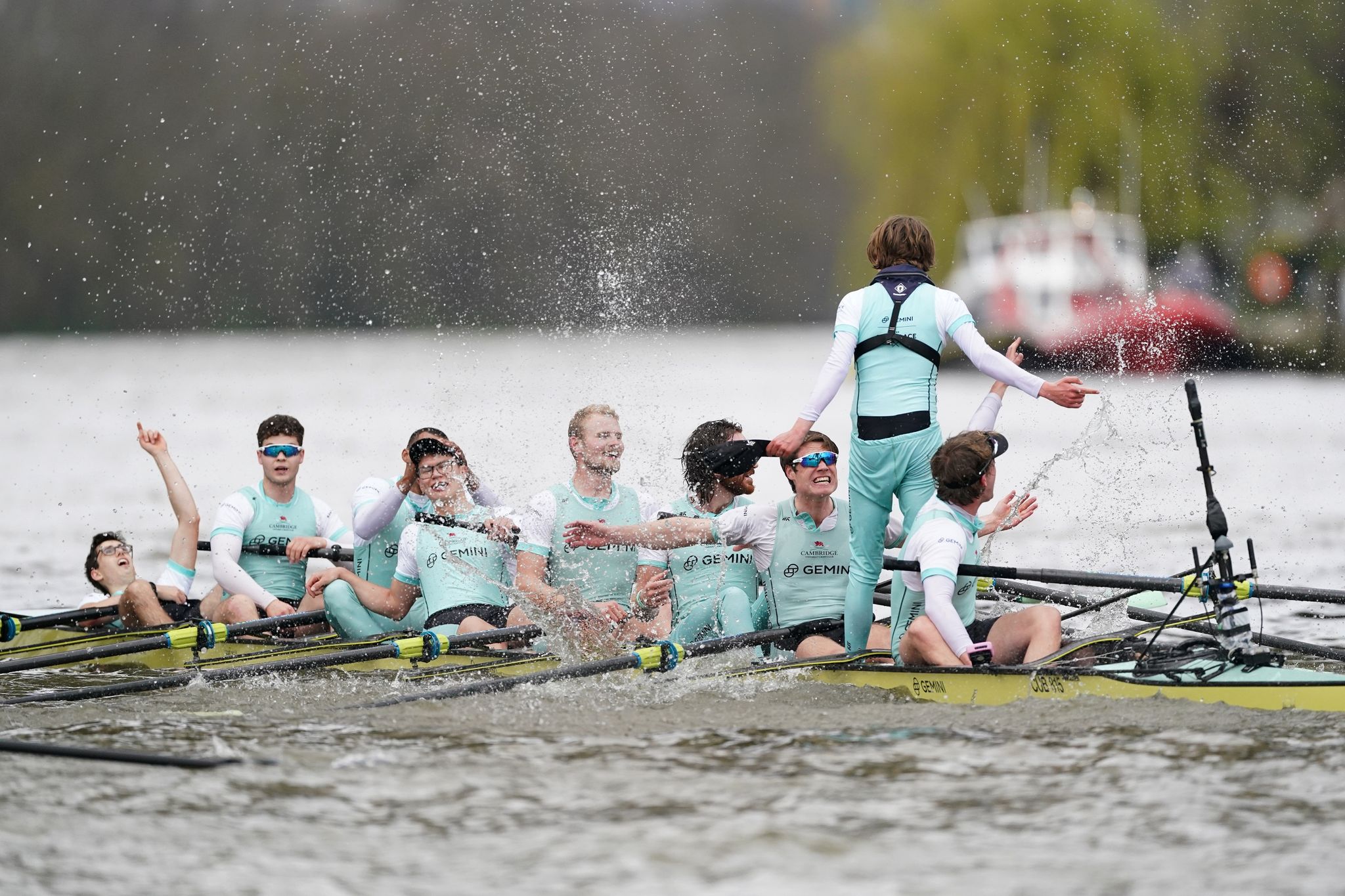 Das Ruder-Team aus Cambridge feiert seinen Sieg beim Boat Race 2023.