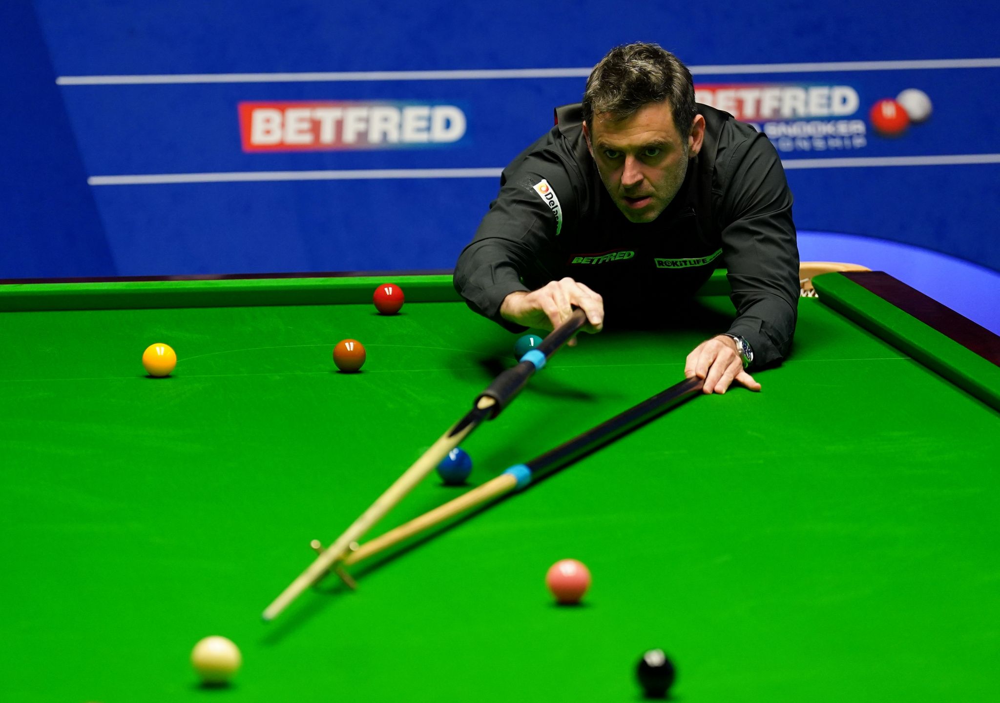 Ronnie O'Sullivan muss sich bei der Snooker-WM in Sheffield Pang Junxu stellen.