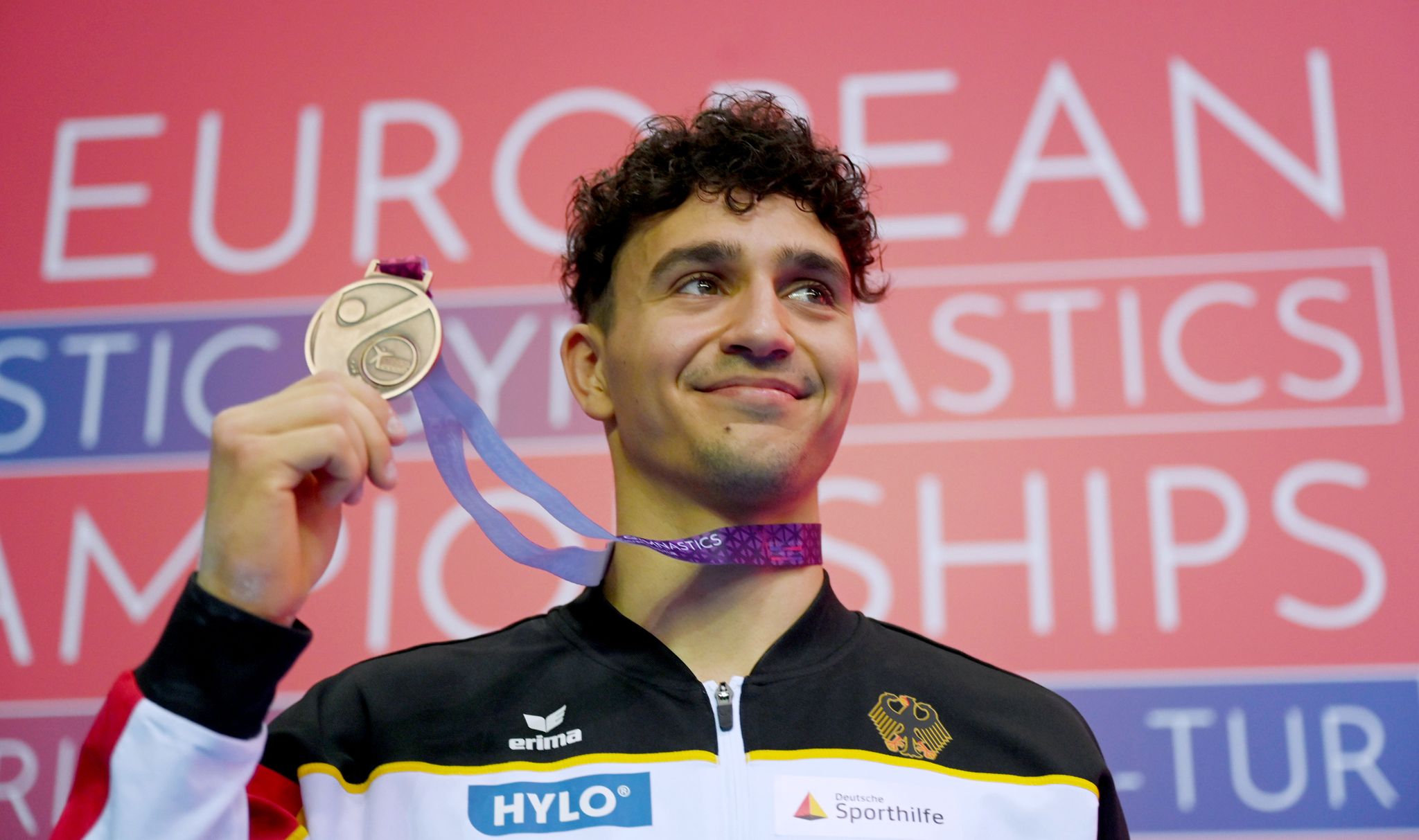 Milan Hosseini zeigt bei der Siegerehrung seine Bronze-Medaille.