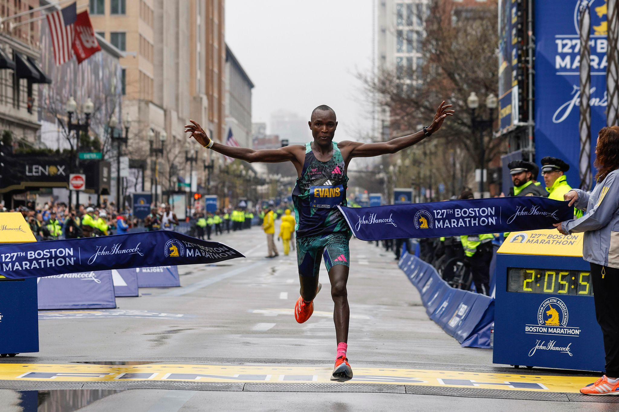 Evans Chebet aus Kenia durchbricht das Band auf der Ziellinie und gewinnt den Boston 
Marathon.