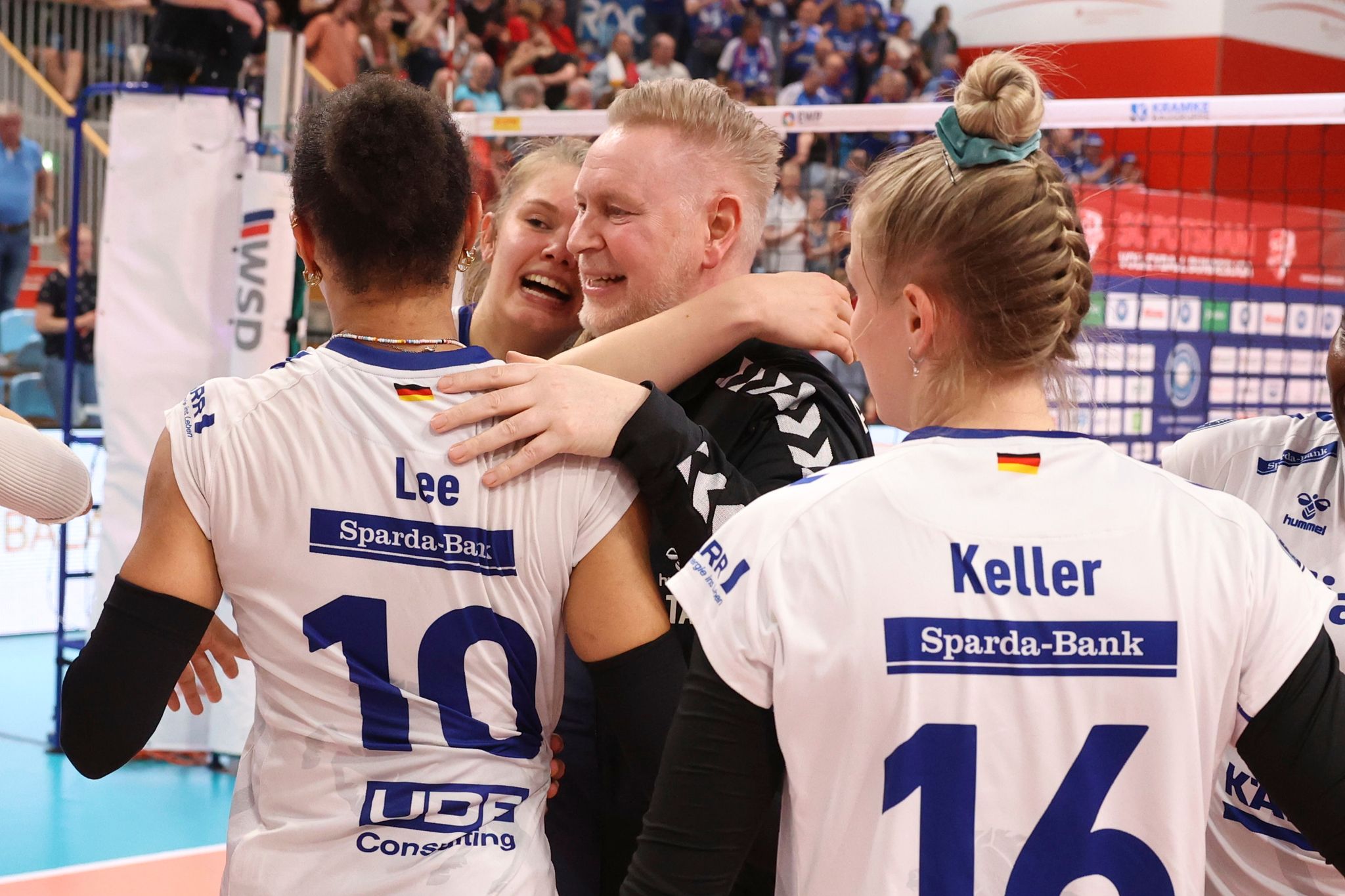 Die Stuttgarterinnen jubeln mit Trainer Tore Aleksandersen (M) über den Gewinn der deutschen Meisterschaft.