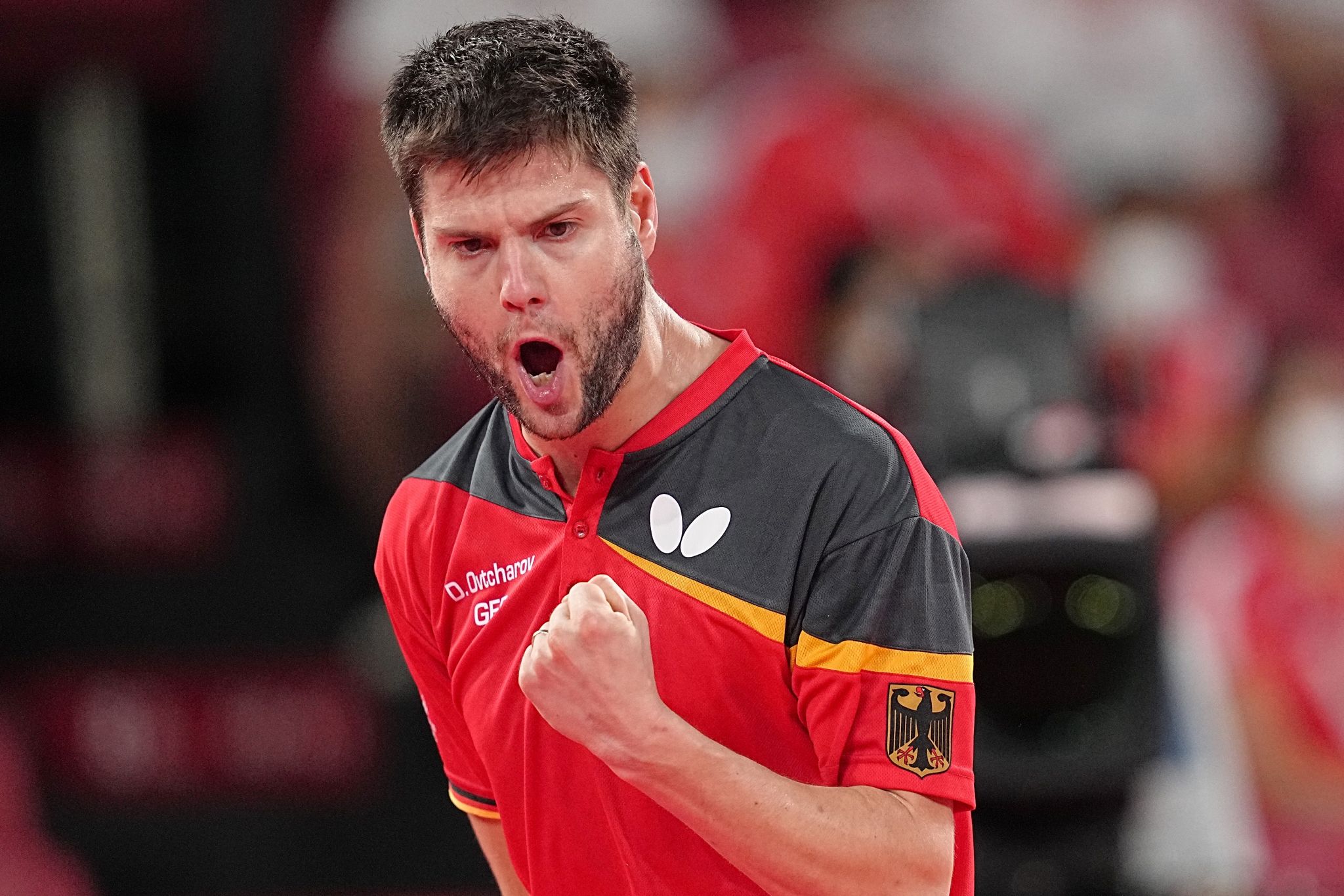 Dimitrij Ovtcharov hat in Südafrika souverän die nächste Runde der Tischtennis-WM erreicht.