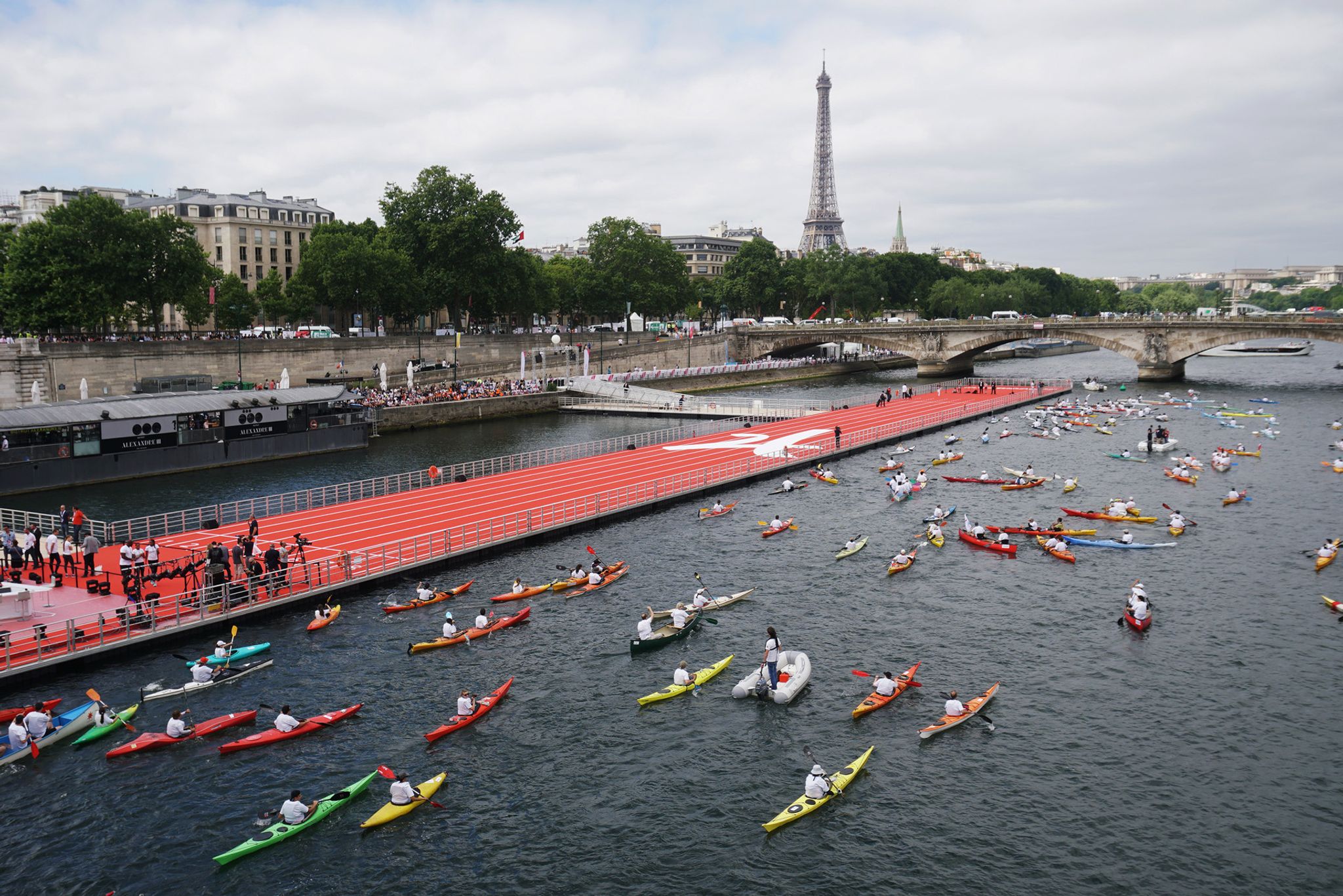 Die Eröffnung der Olympischen Spiele 2024 sollen Fans kostenlos am Ufer der Seine miterleben können.