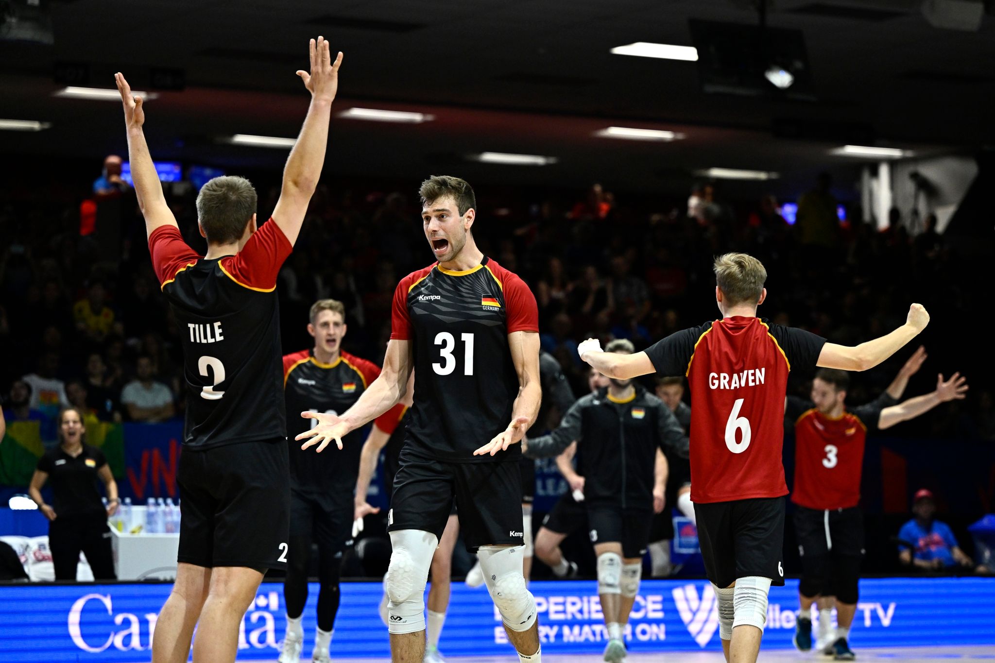 Die deutschen Volleyballer bejubeln ihren Sieg gegen Kanada.