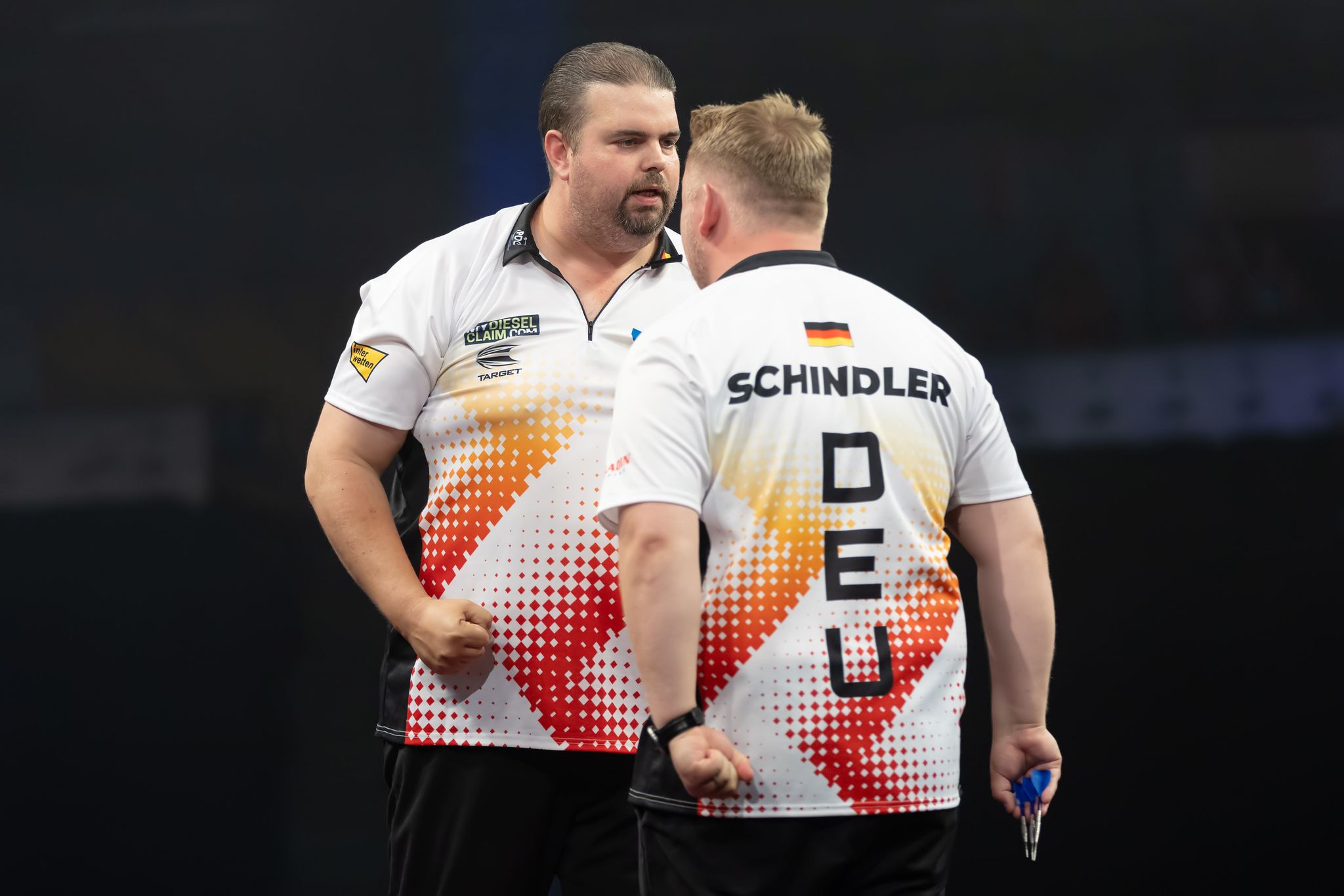 Gabriel Clemens (l) und Martin Schindler sind im Halbfinale der Darts-WM ausgeschieden.