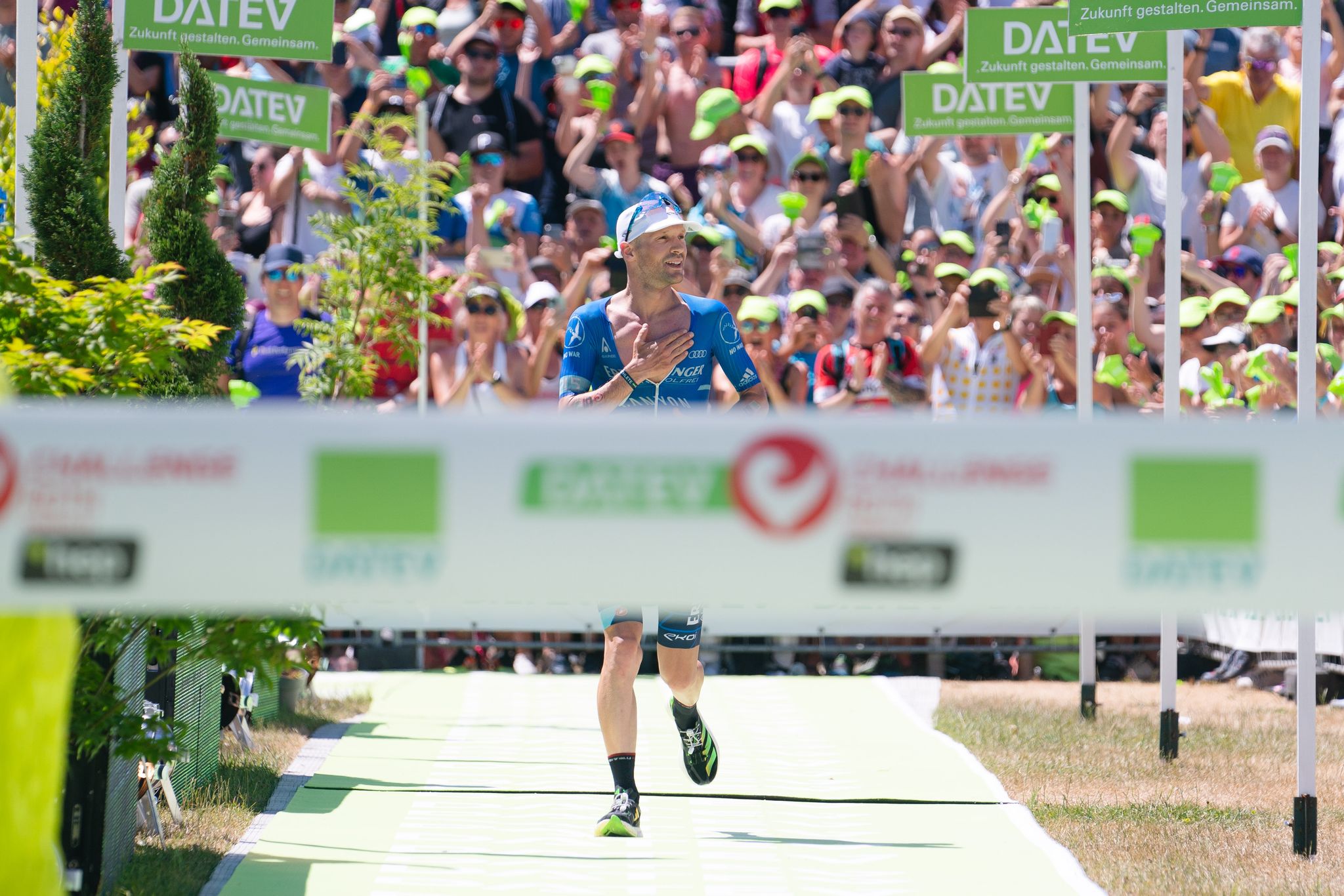 Der Deutsche Patrick Lange, Zweitplatzierter der Männer, läuft bei der Triathlon Challenge Roth 2022 ins Ziel ein.