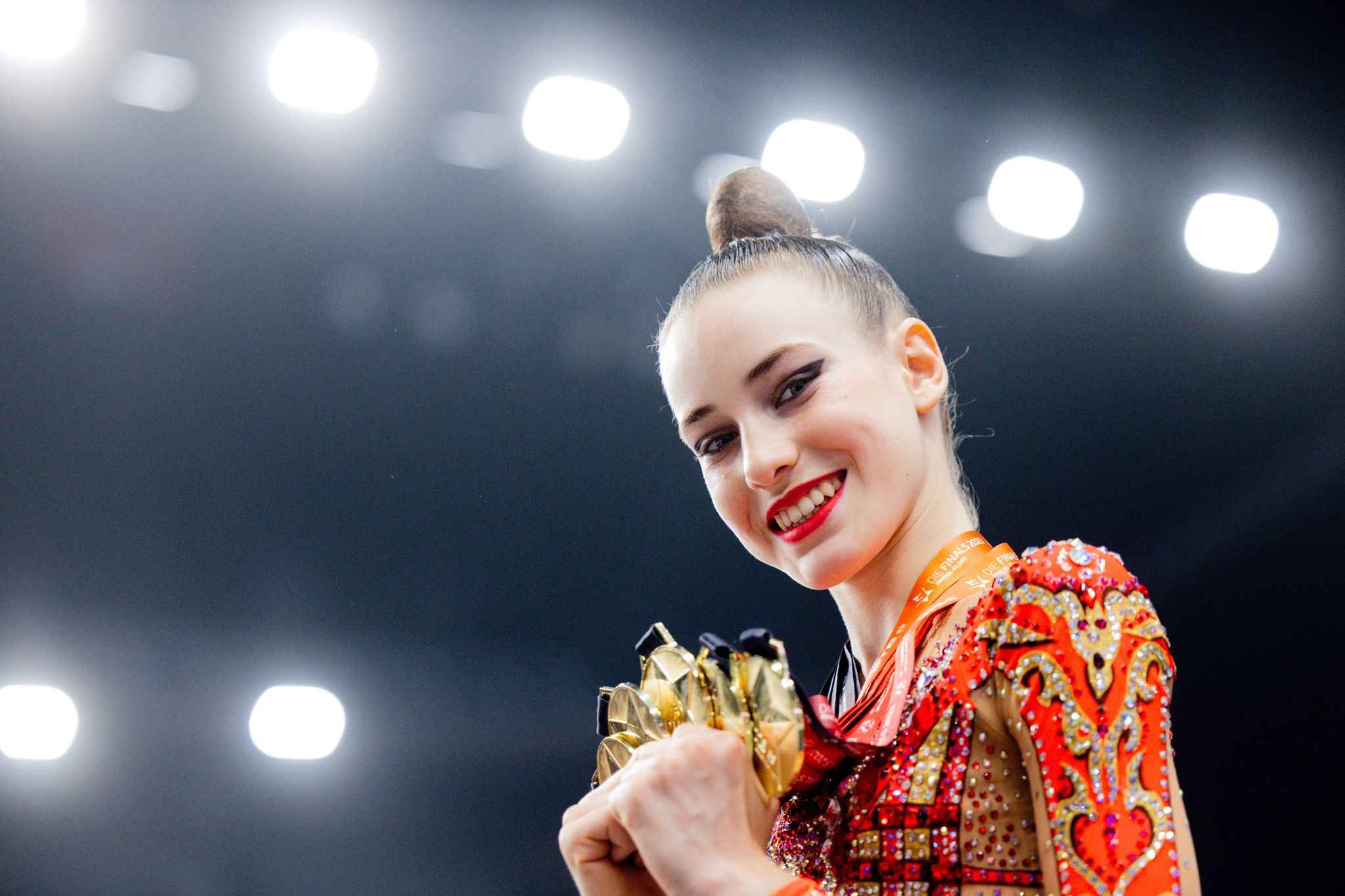 Die 16-jährige Darja Varfolomeev präsentiert ihre fünf Goldmedaillen.