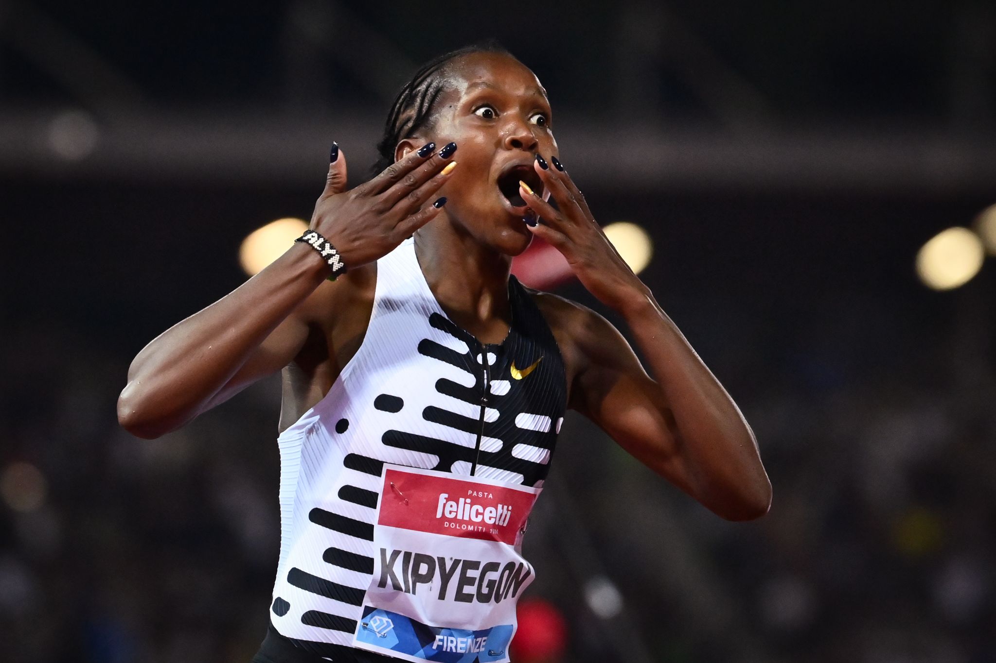 Die kenianische Leichtathletin Faith Kipyegon hat auch den Weltrekord über eine Meile verbessert.